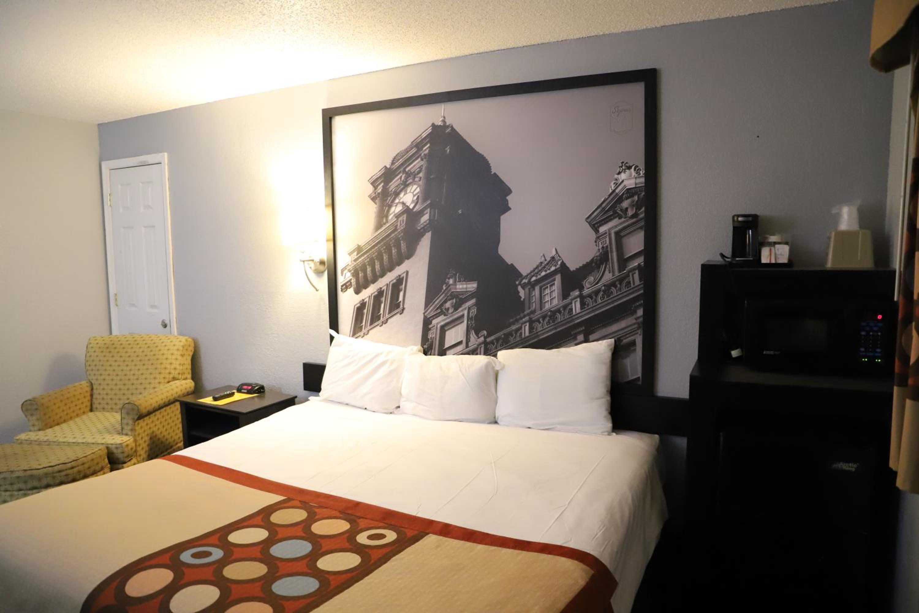 King Room - Non-Smoking - Photo 6
