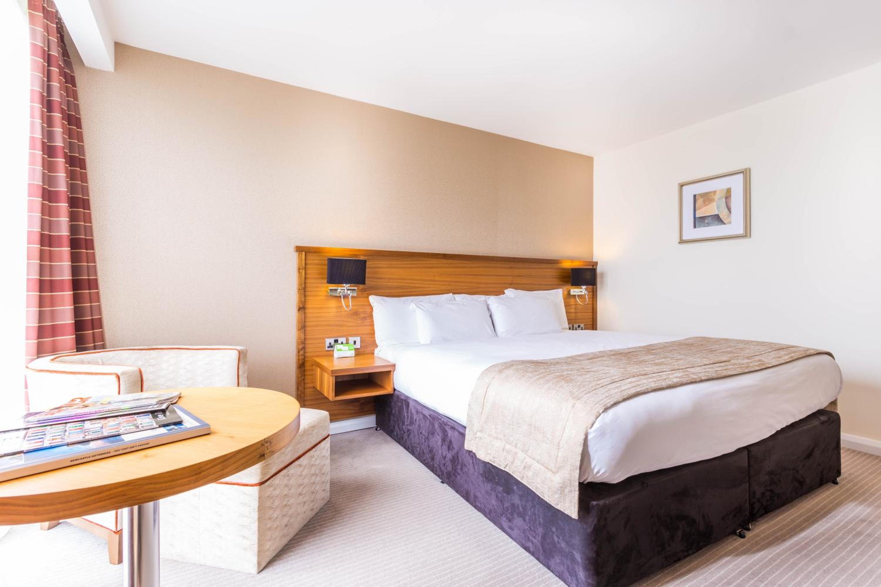 King Room with Large King Bed - Photo 4