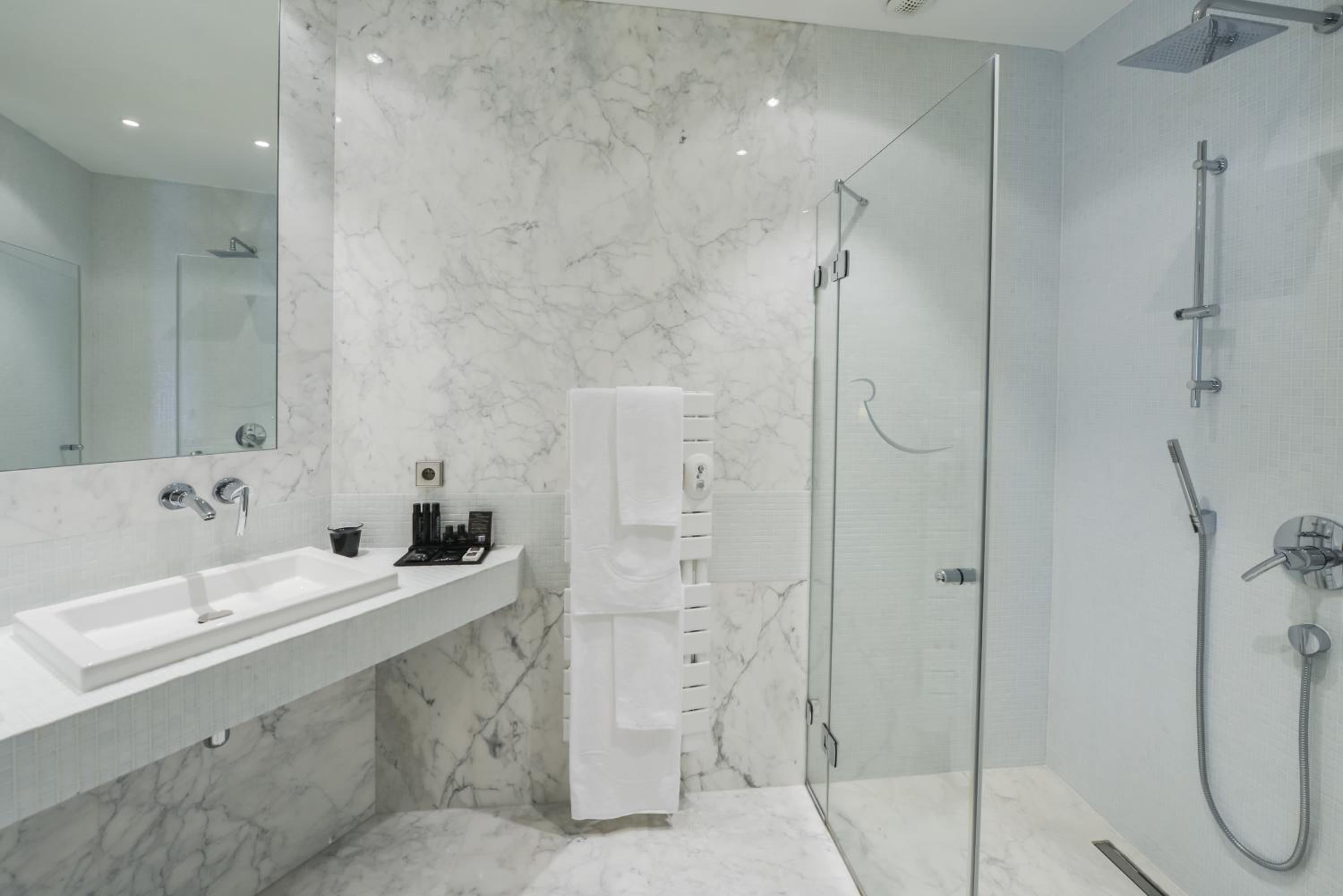 Signature Suite - Photo 4