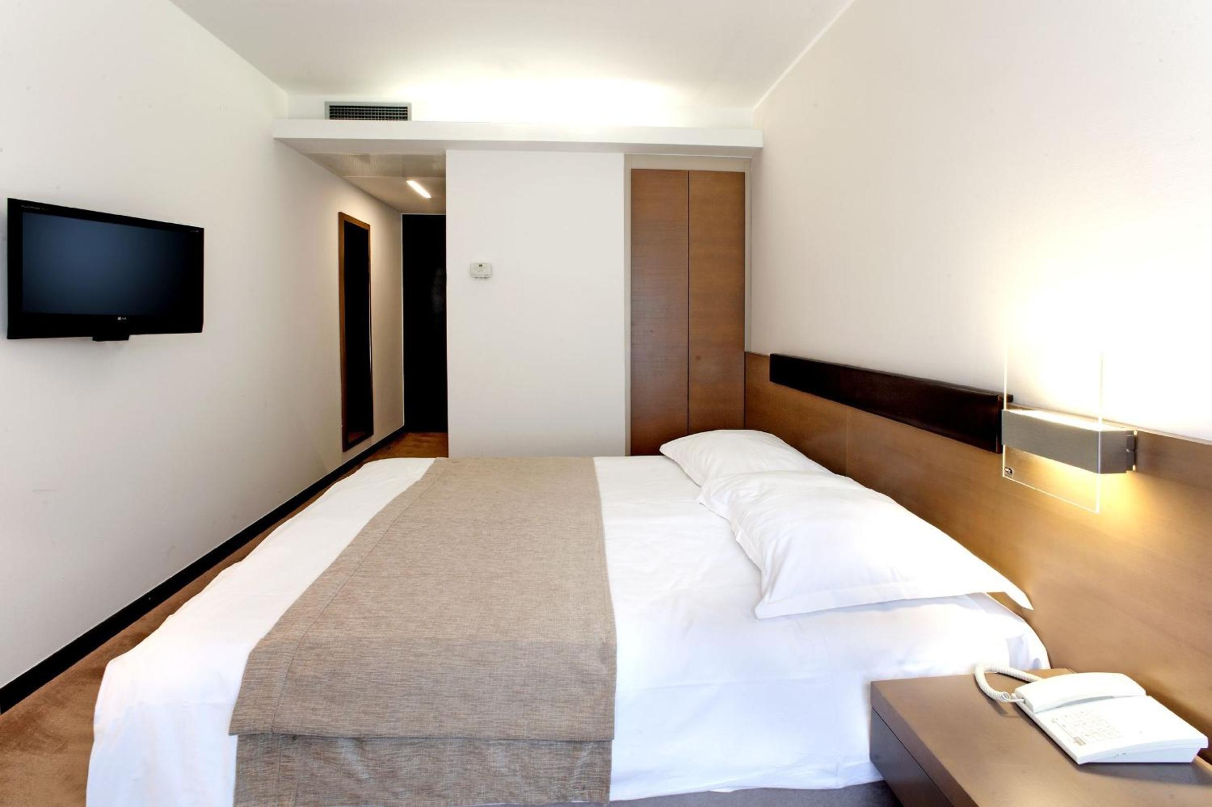 Economy Room With French Bed - Photo 4