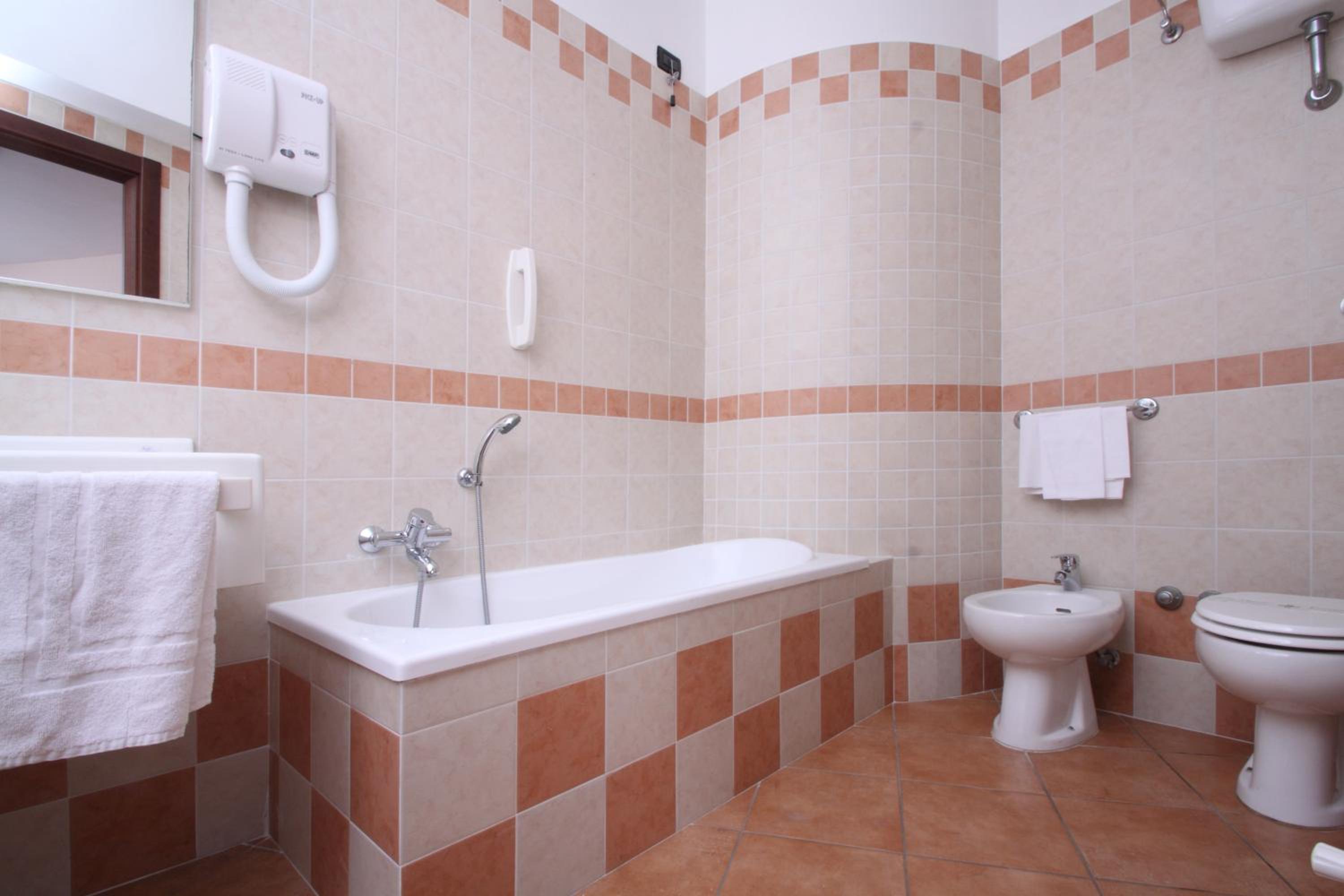 Double or Twin Room with Private Bathroom - Photo 4
