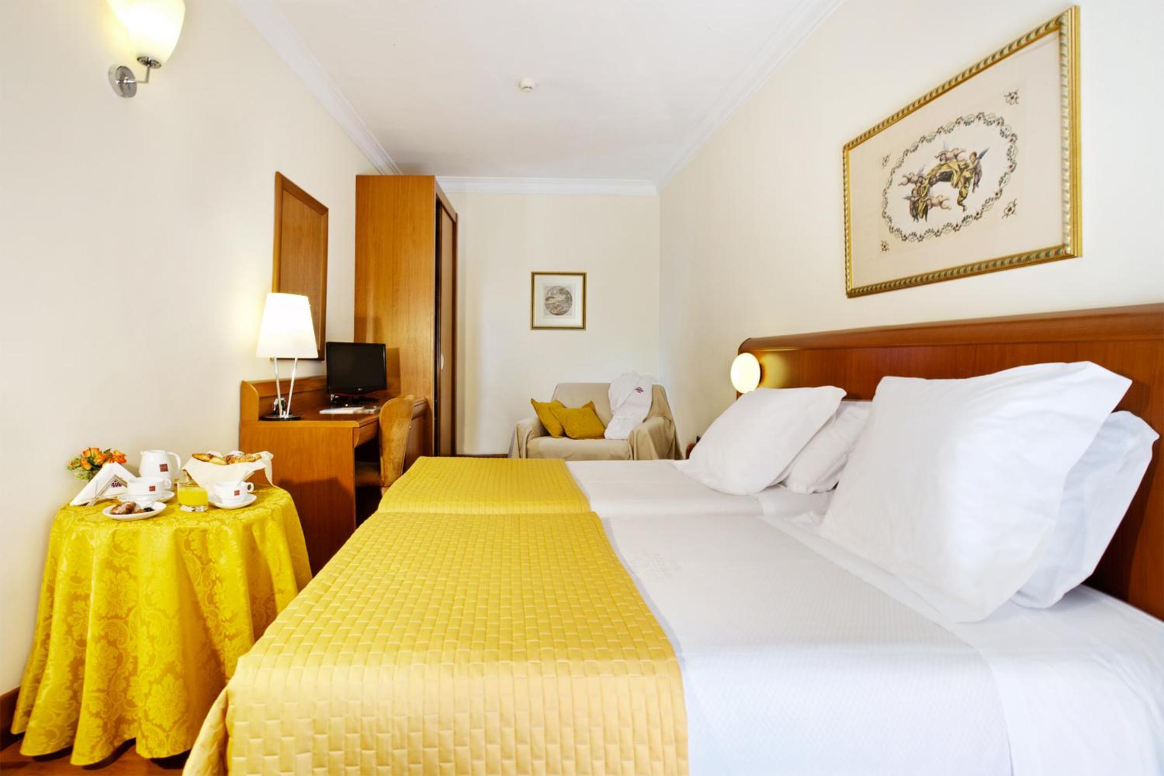 Classic Triple Room thumbnail 5