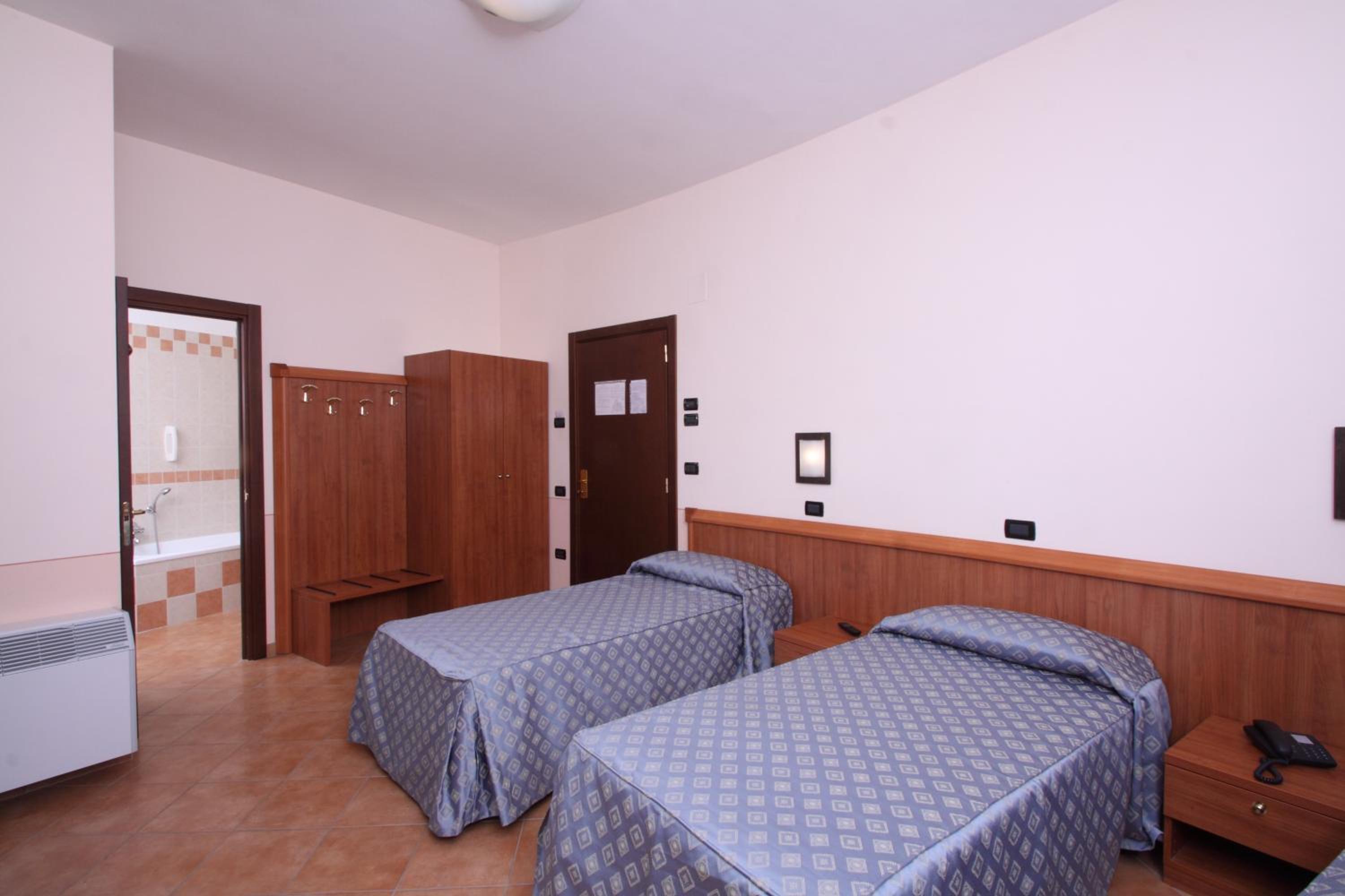 Double or Twin Room with Private Bathroom - Photo 5