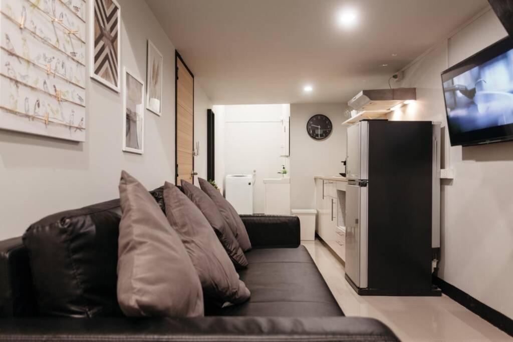 One-Bedroom Apartment photo 1
