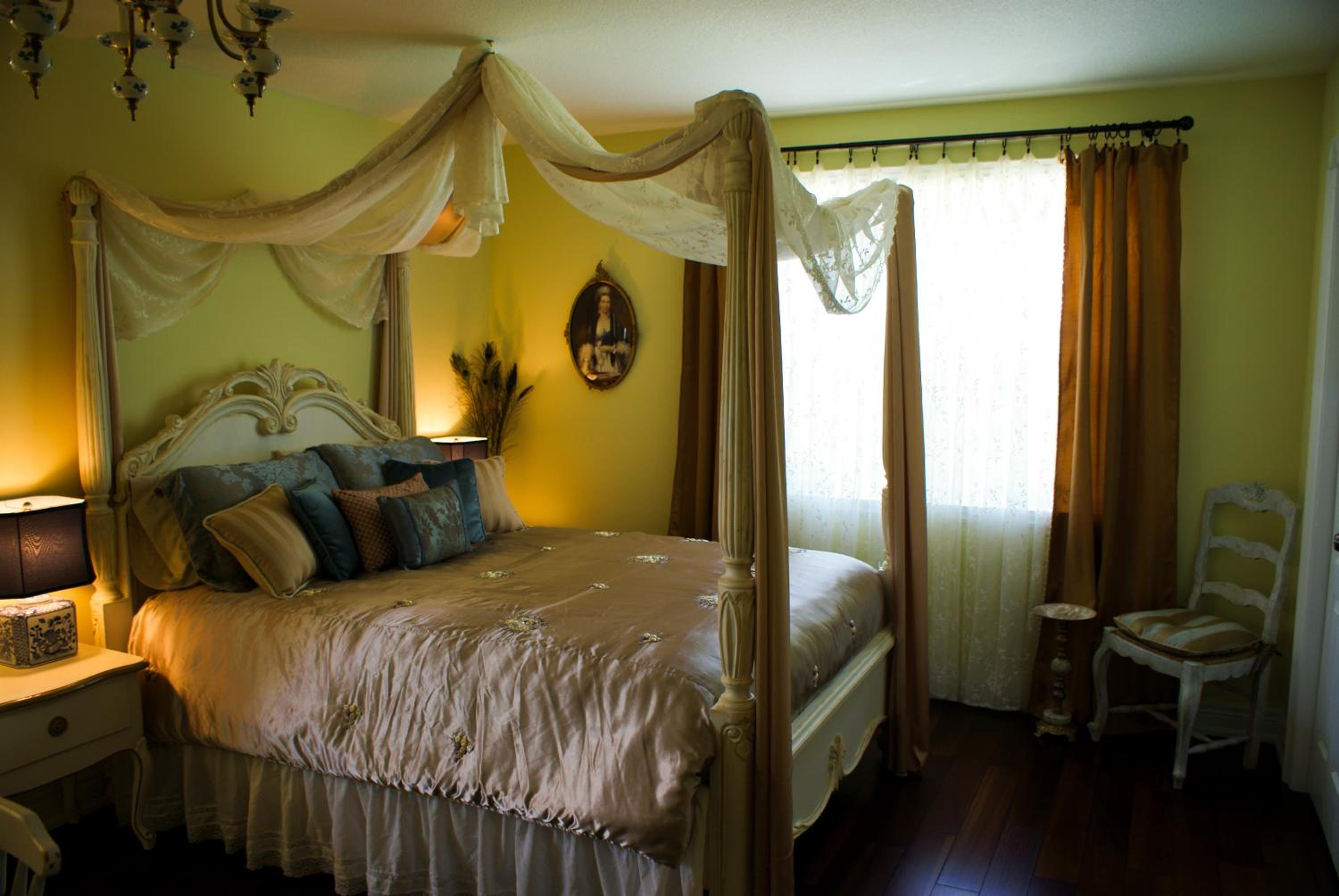 Queen Room photo 1