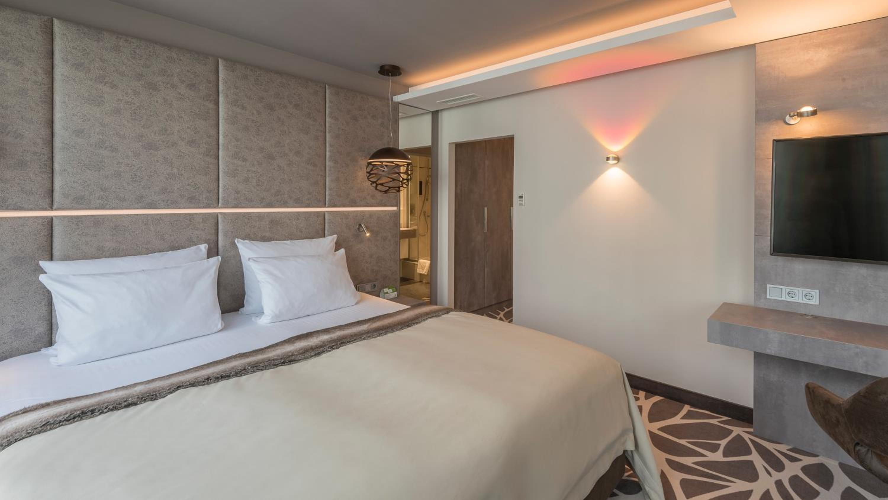 Premium King Room - Photo 7