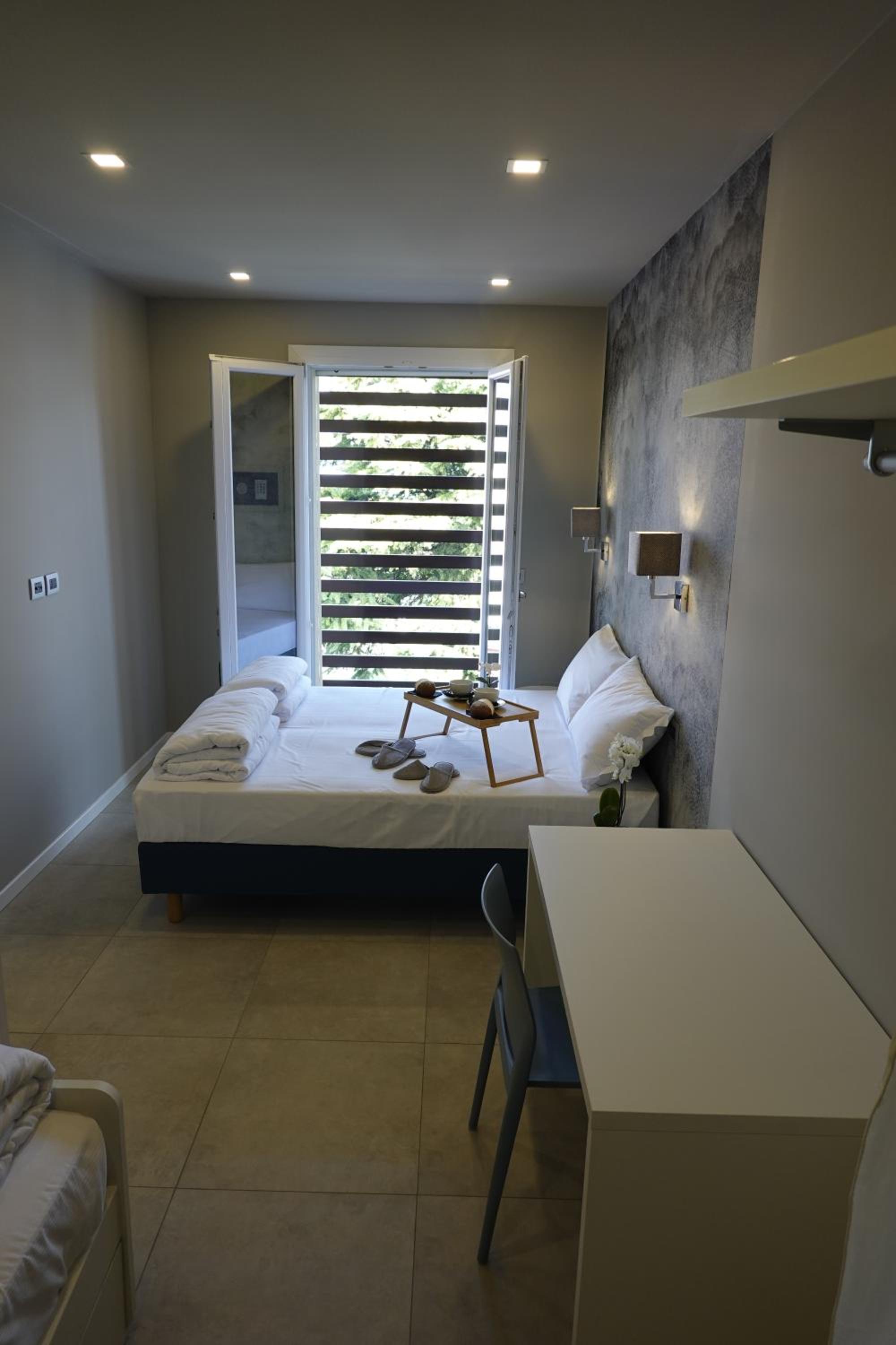 Two-Bedroom Apartment with Terrace and Lake View photo 3
