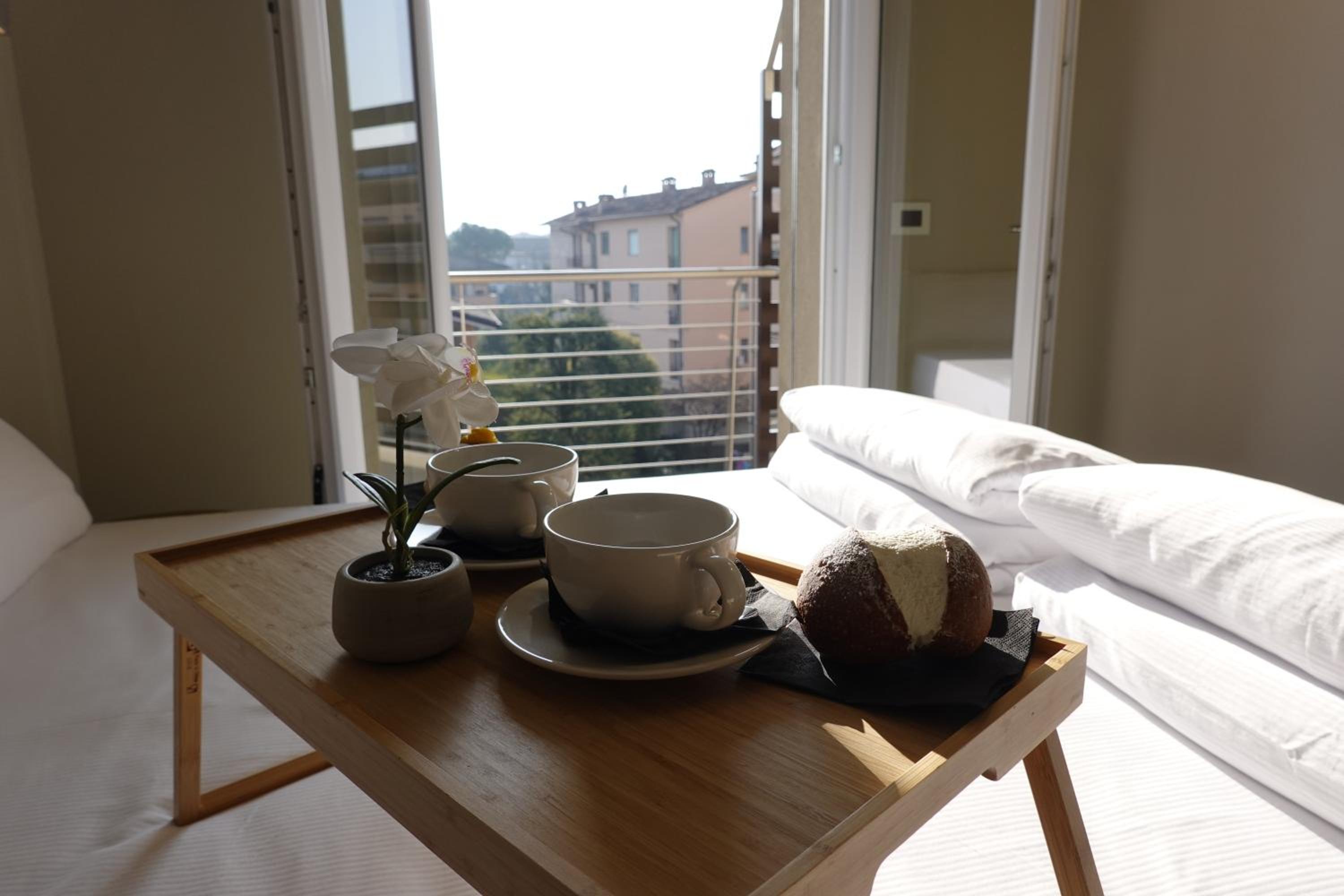 Two-Bedroom Penthouse Apartment with Terrace and Lake View photo 2