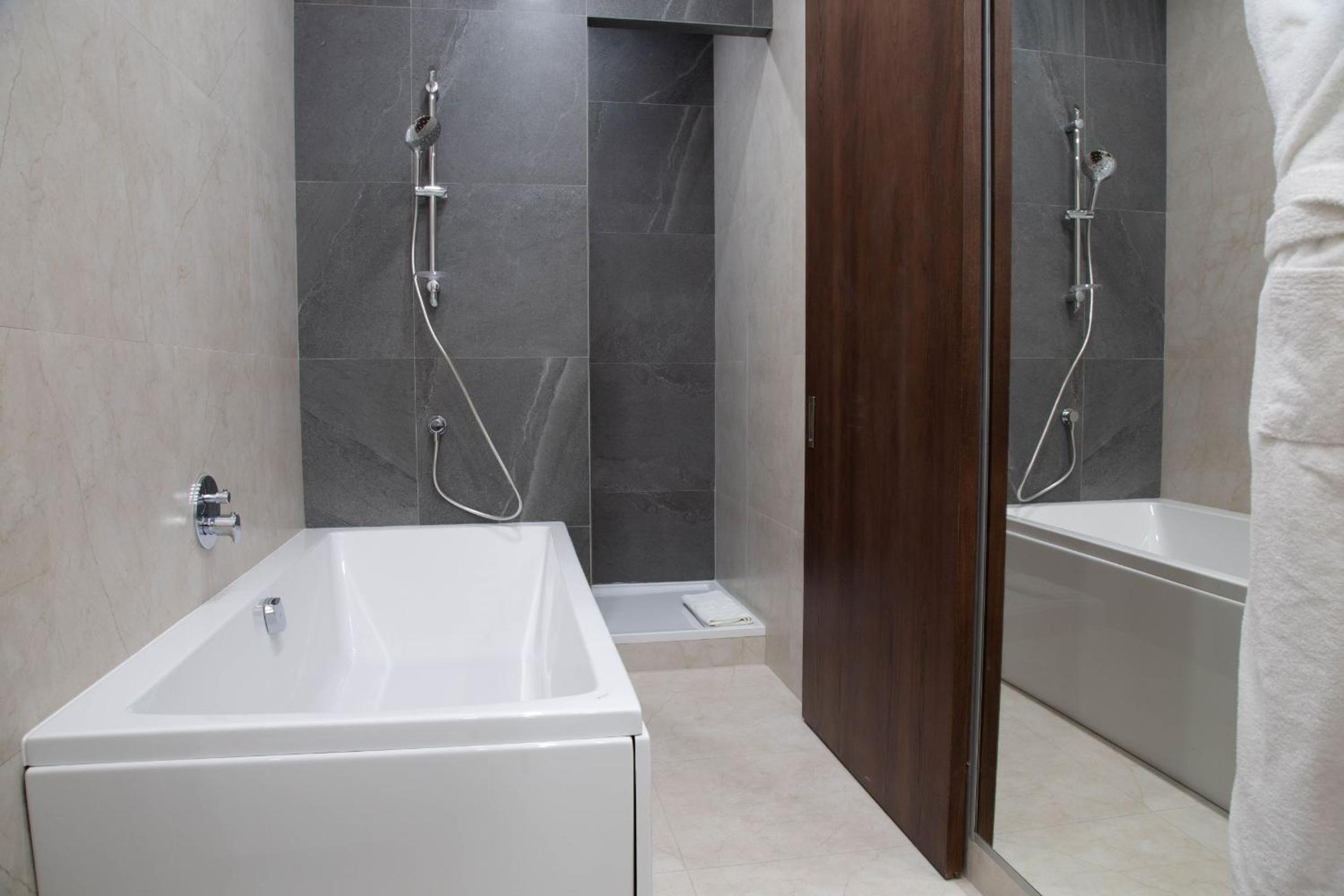 Suite - Photo 3