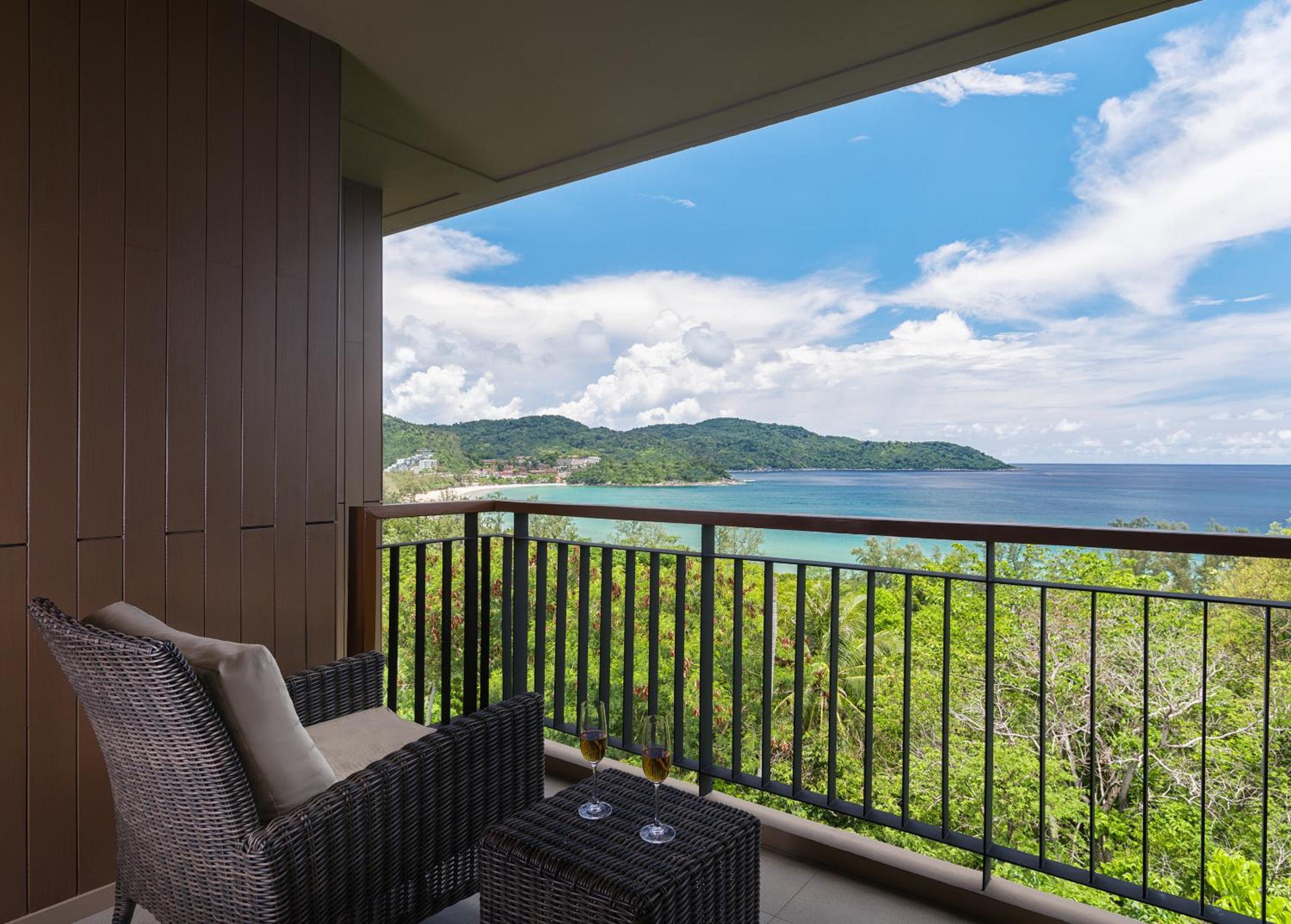 Deluxe King Room with Balcony and Sea View - Photo 7