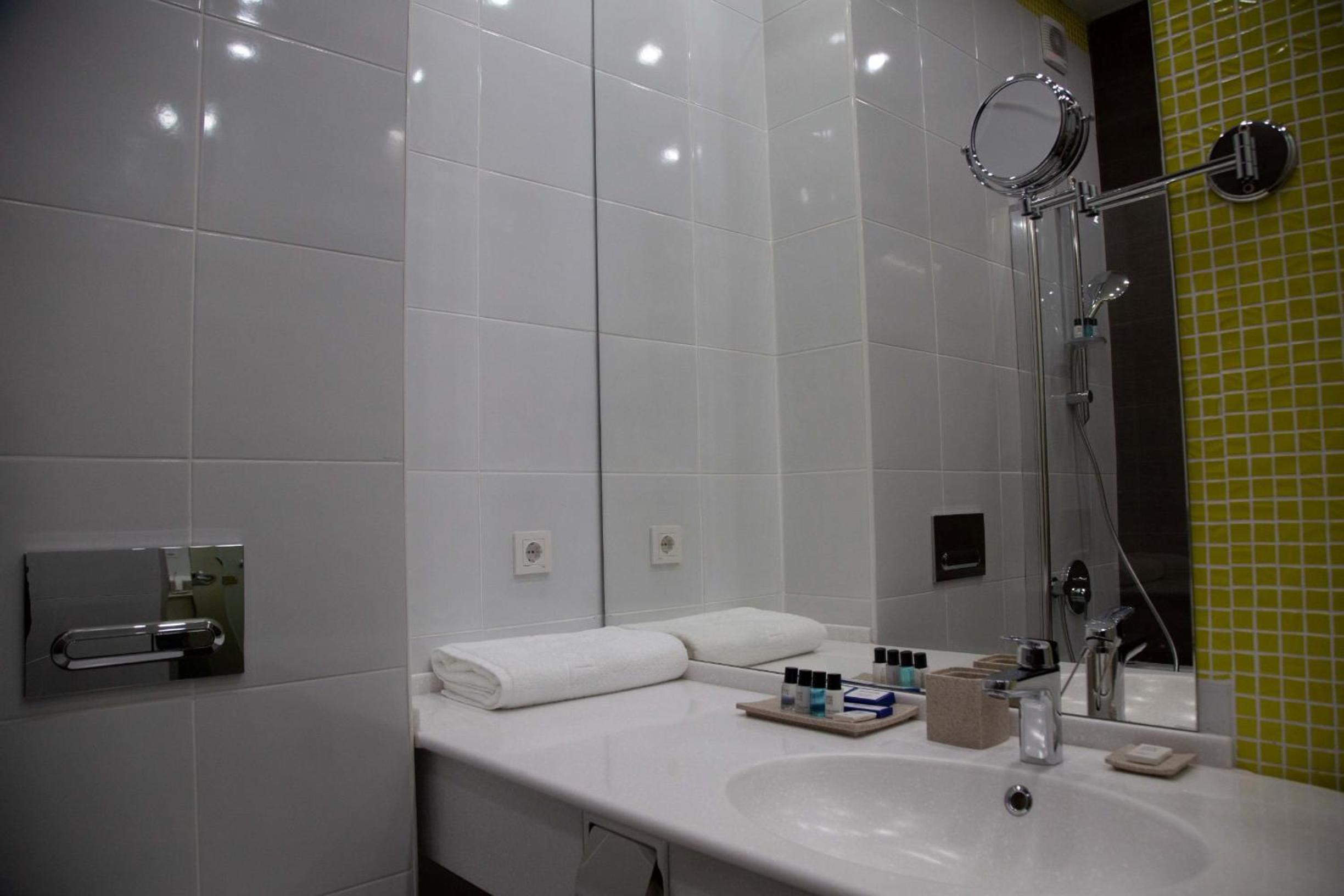 Standard Double or Twin Room - Photo 5