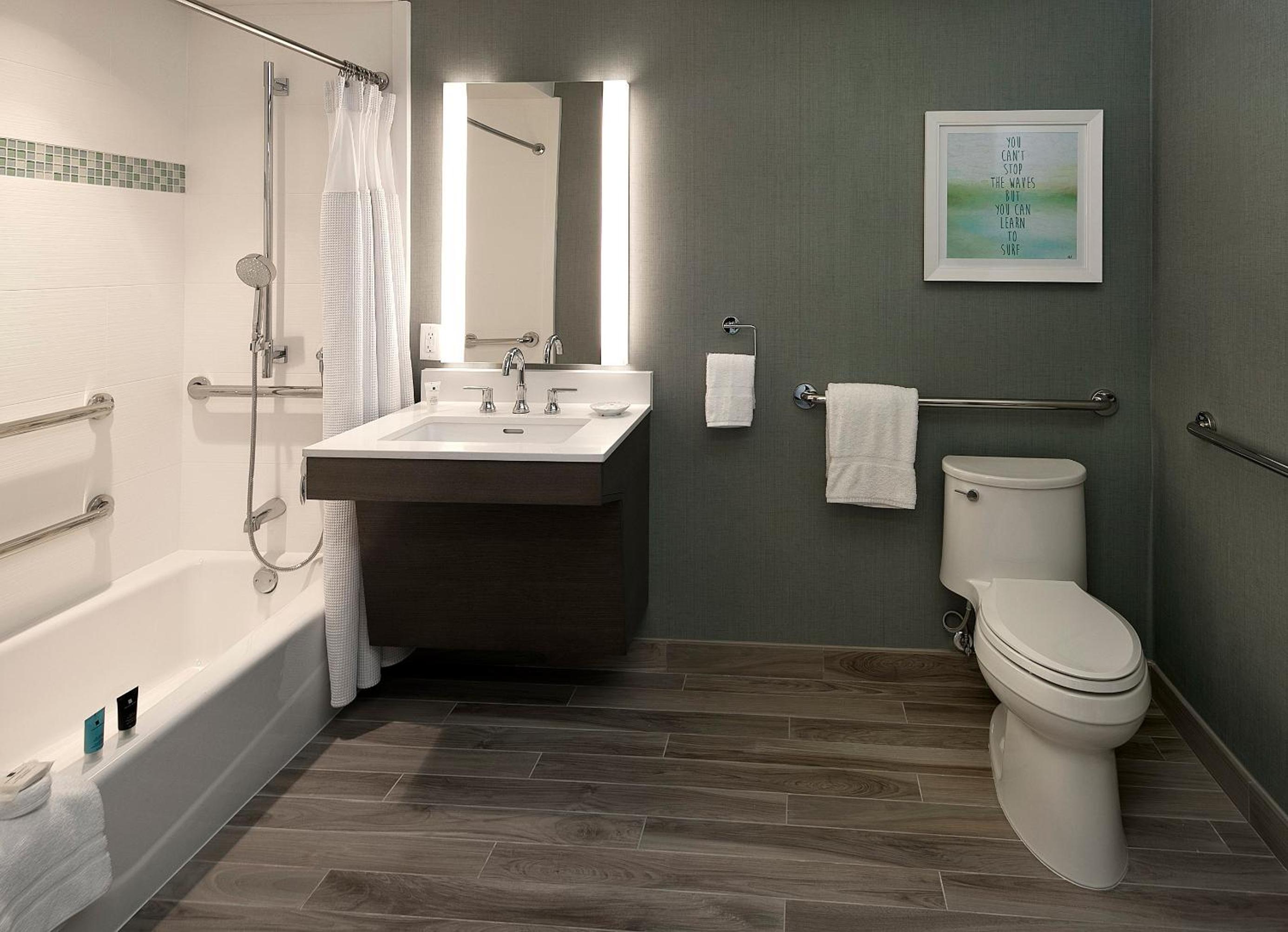 Standard Queen Room with Roll-In Shower - Communications Accessible - Photo 2