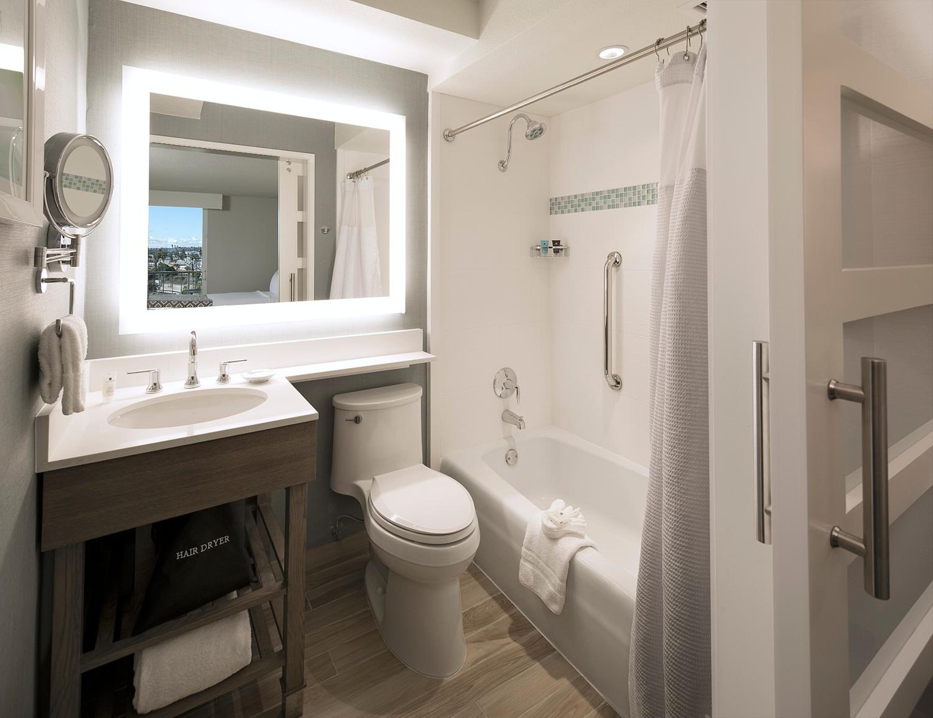 Queen Room with Two Queen Beds and Ocean View - Non-Smoking - Photo 2
