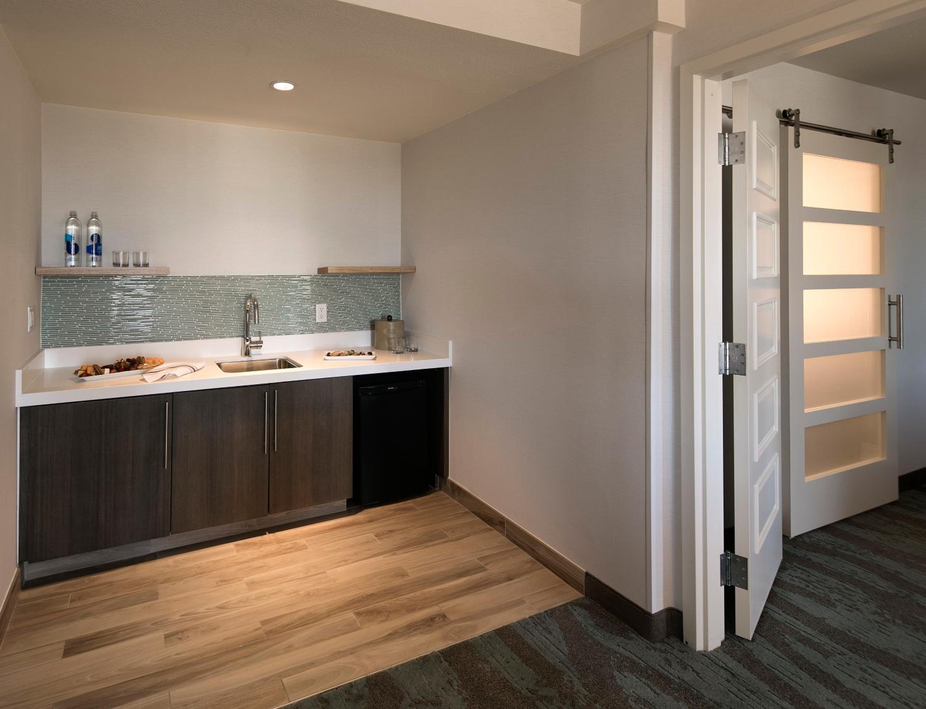 One-Bedroom King Suite - Photo 3