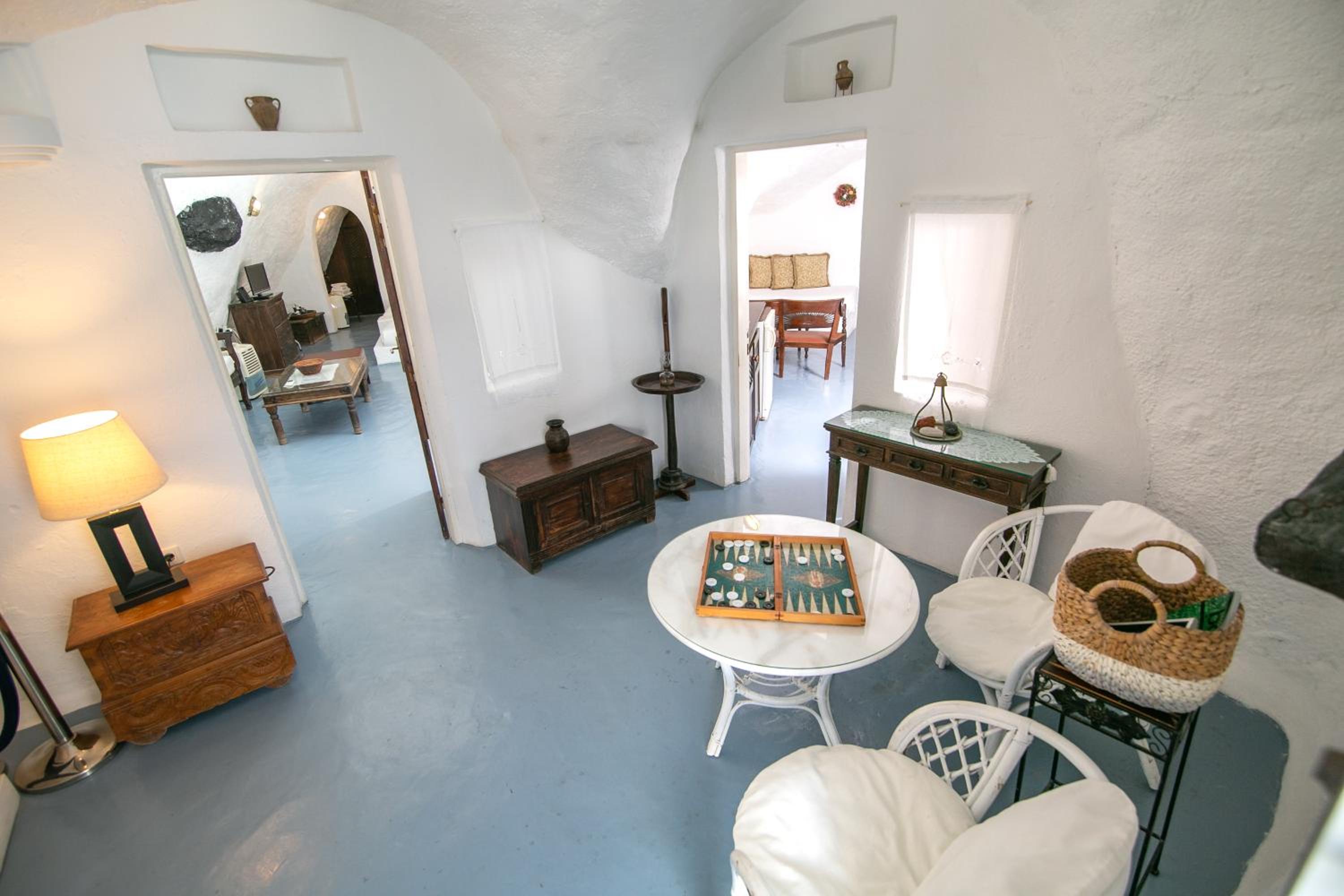 Family Cave Suite with Caldera View - Photo 14