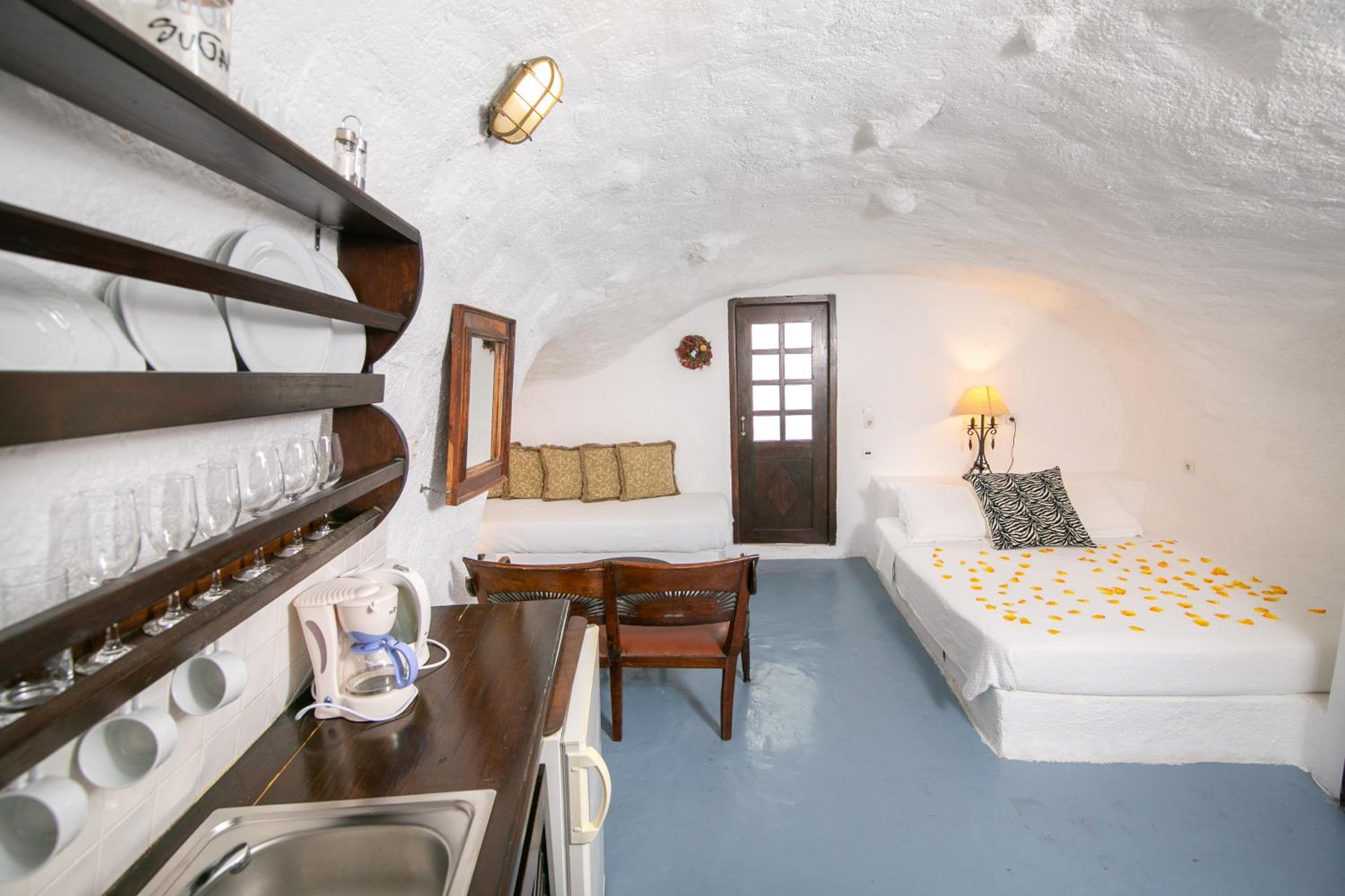 Cave Suite with Caldera View - Photo 3