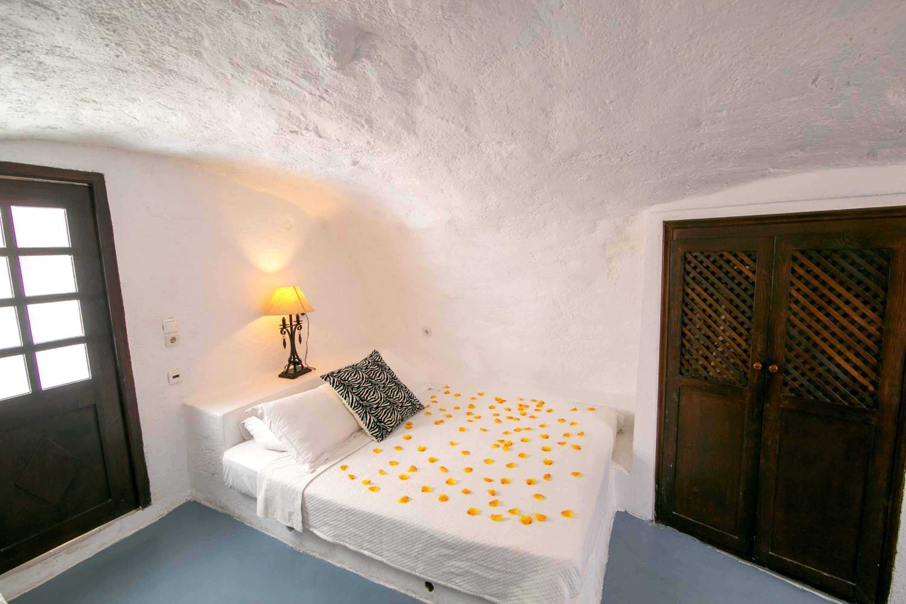 Cave Suite with Caldera View - Photo 8