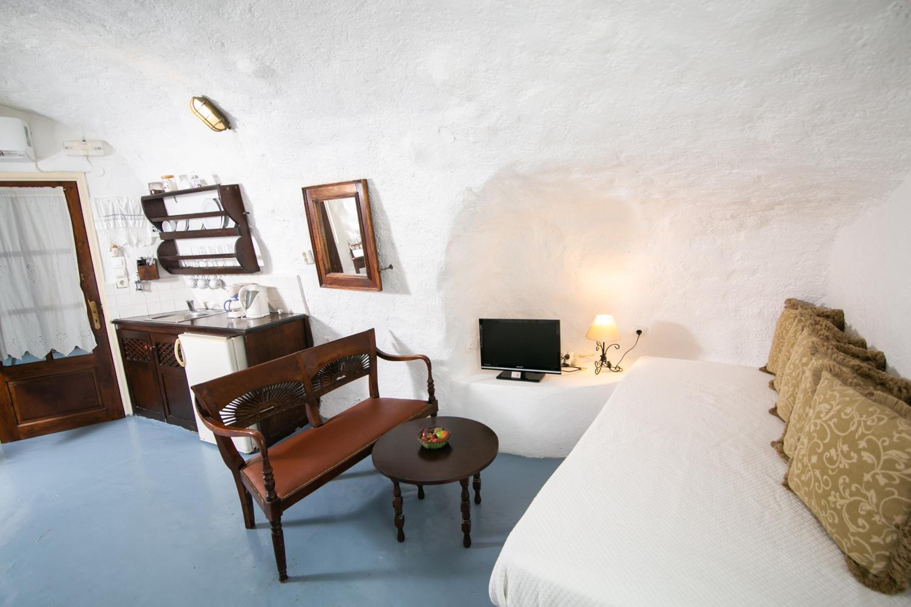 Cave Suite with Caldera View - Photo 4