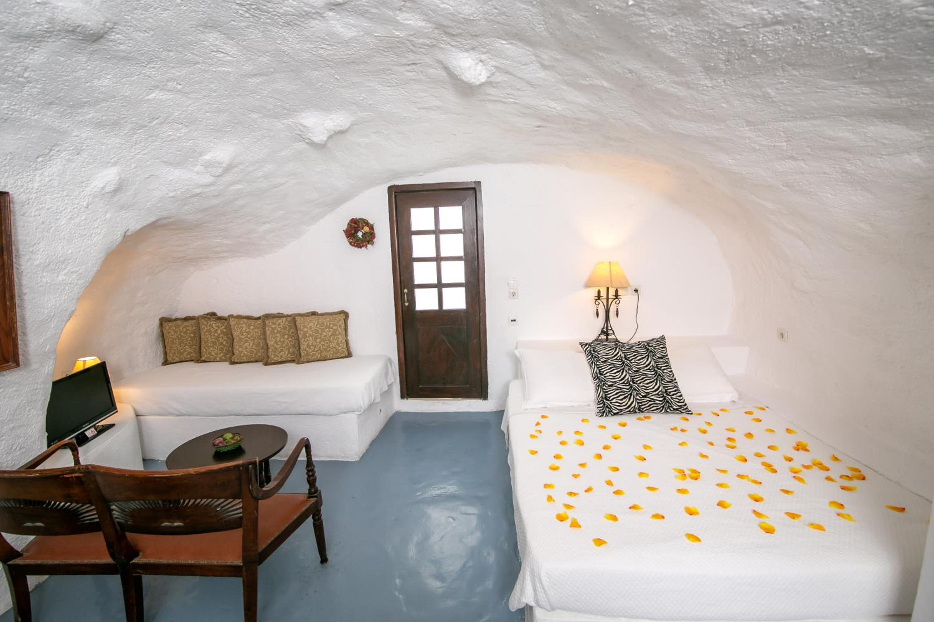 Cave Suite with Caldera View