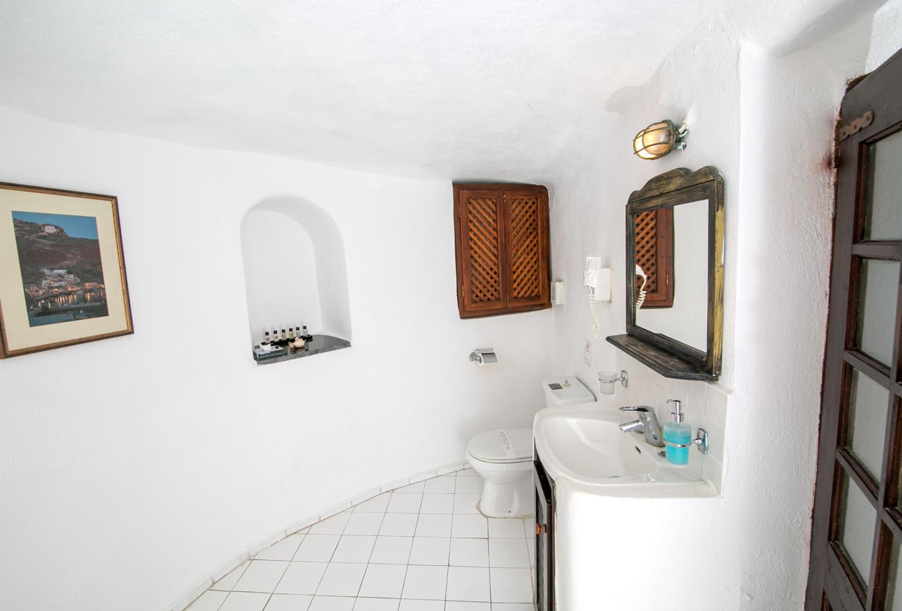 Cave Suite with Caldera View - Photo 5