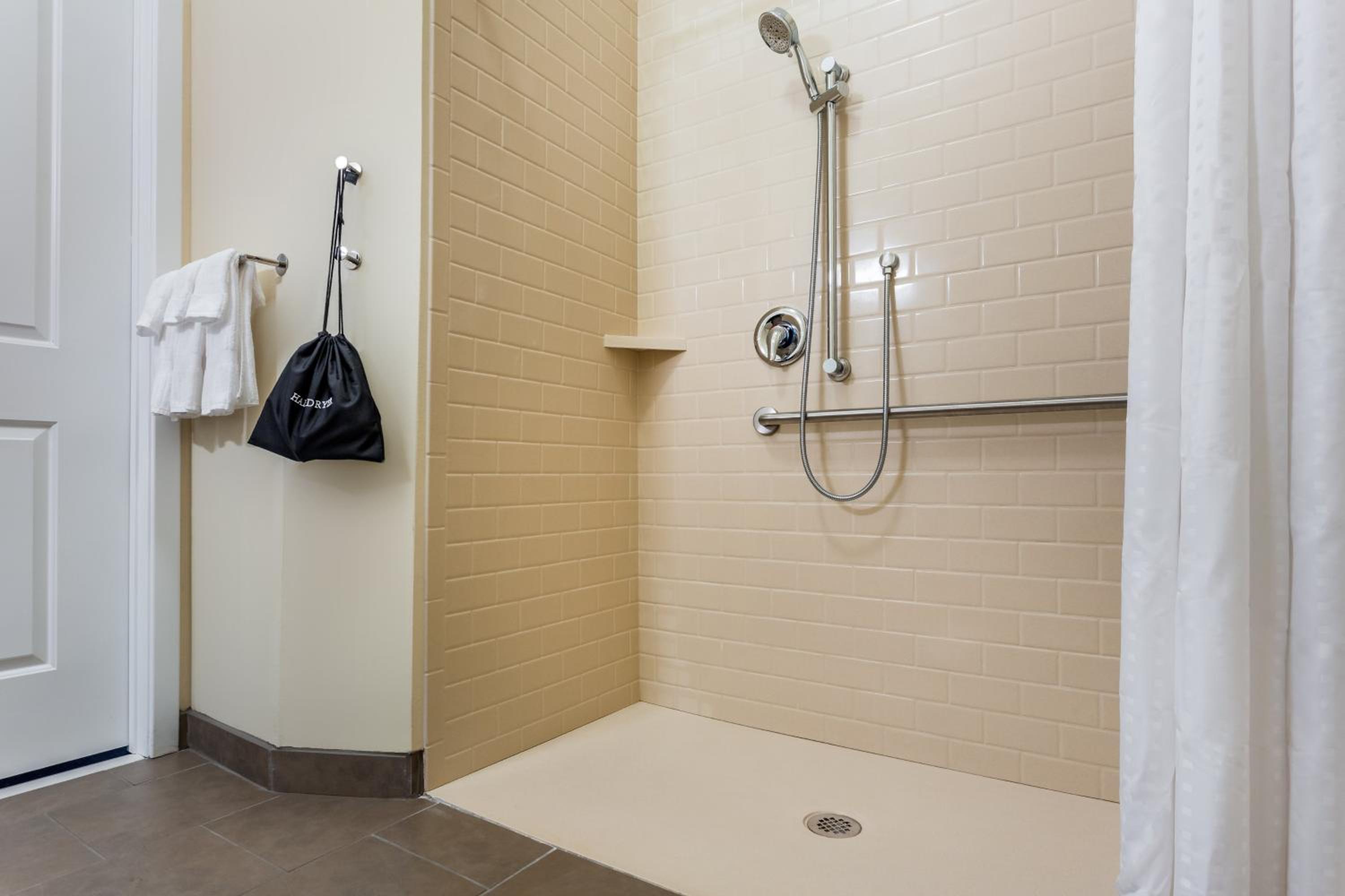 King Studio with Roll-In Shower - Mobility Accessible photo 2