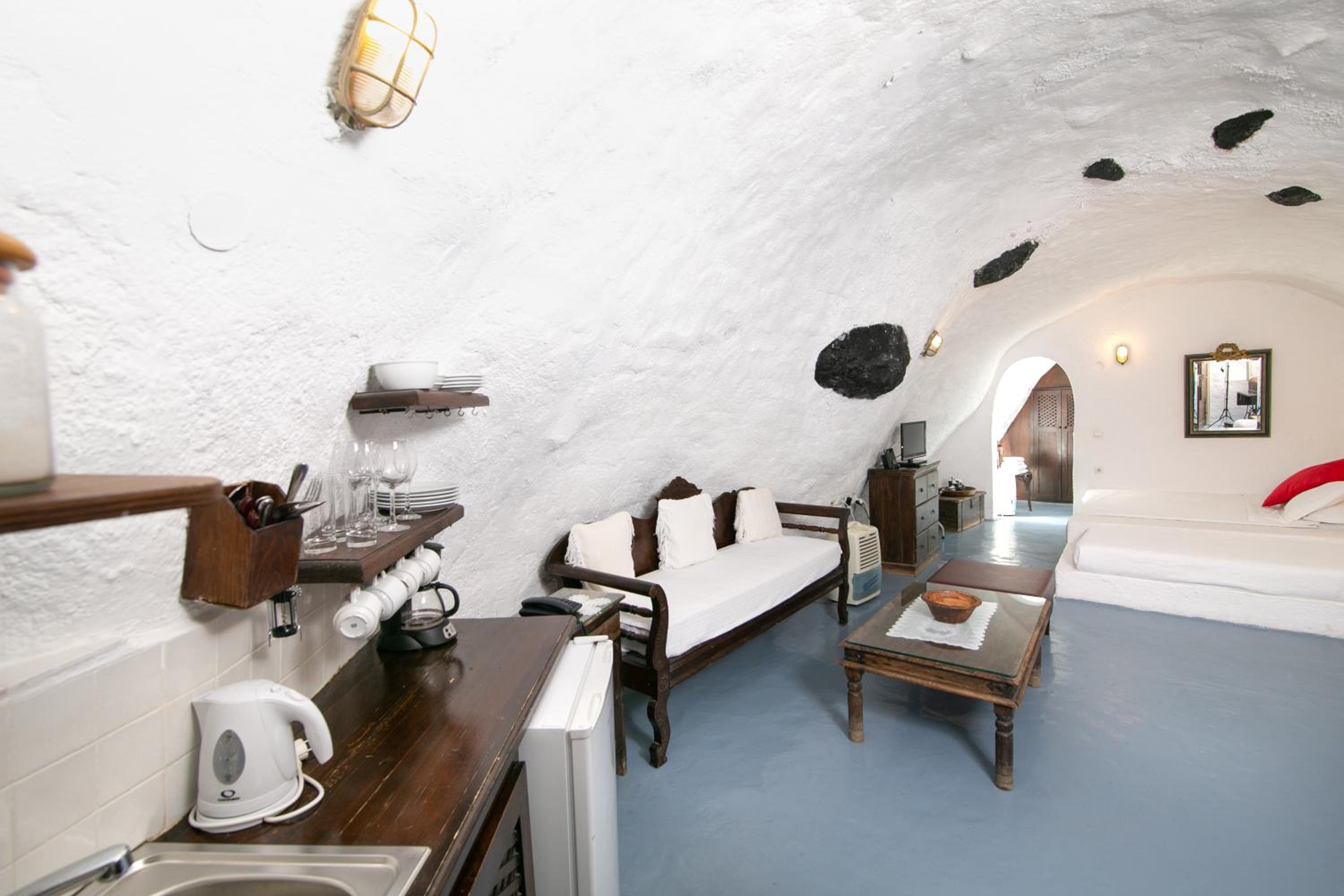 Family Cave Suite with Caldera View - Photo 15