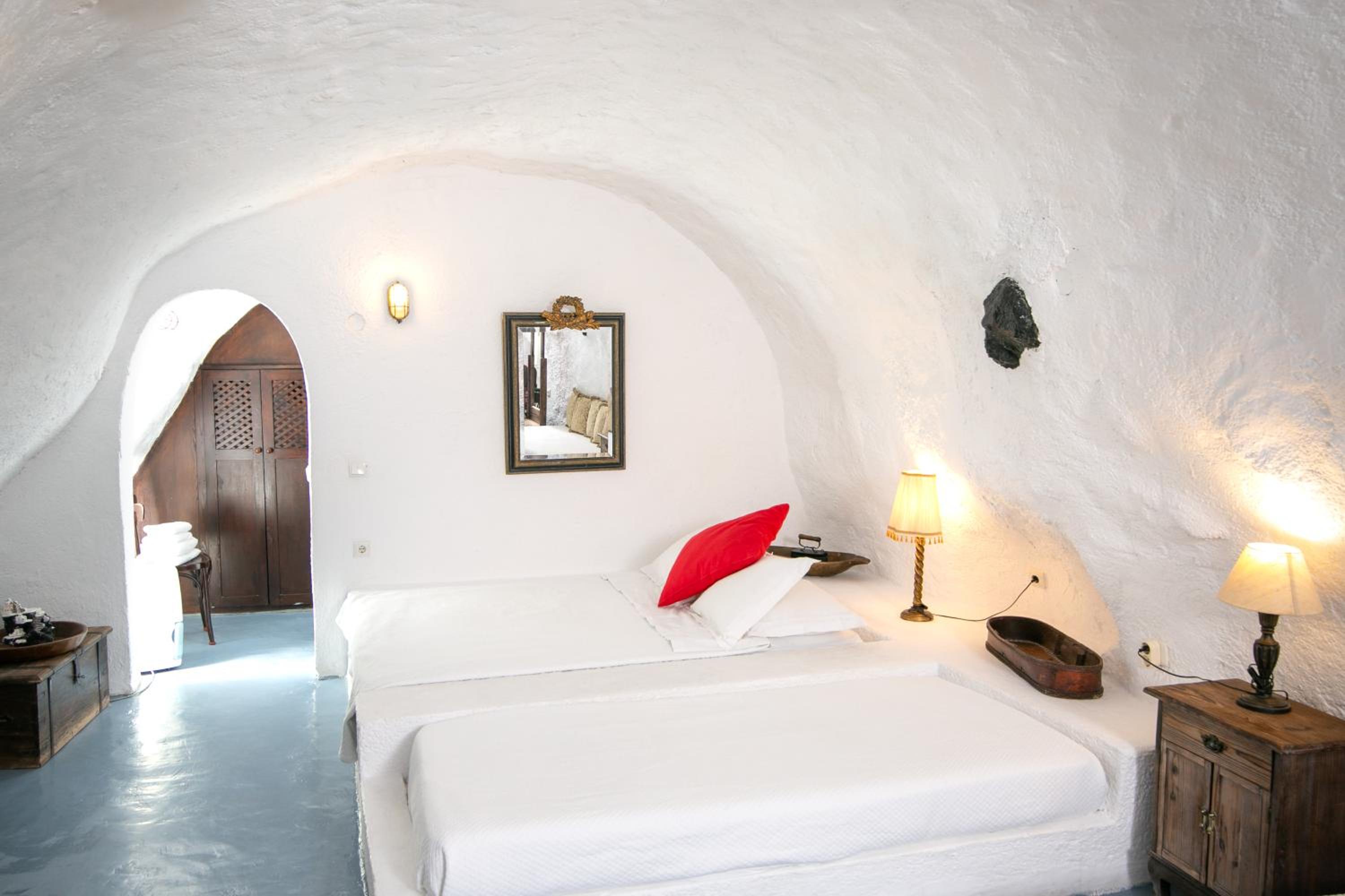 Family Cave Suite with Caldera View - Photo 12