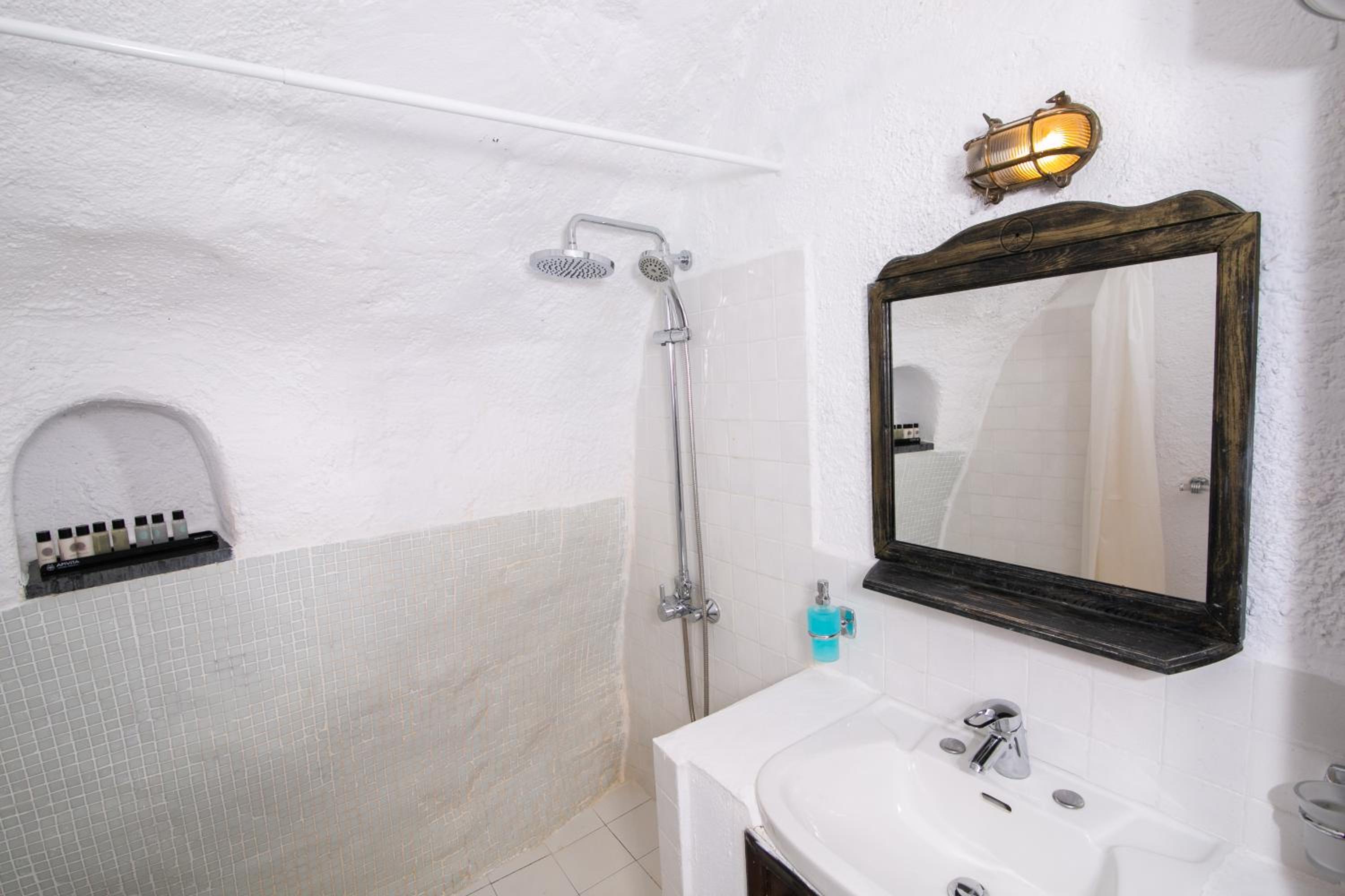 Family Cave Suite with Caldera View - Photo 9