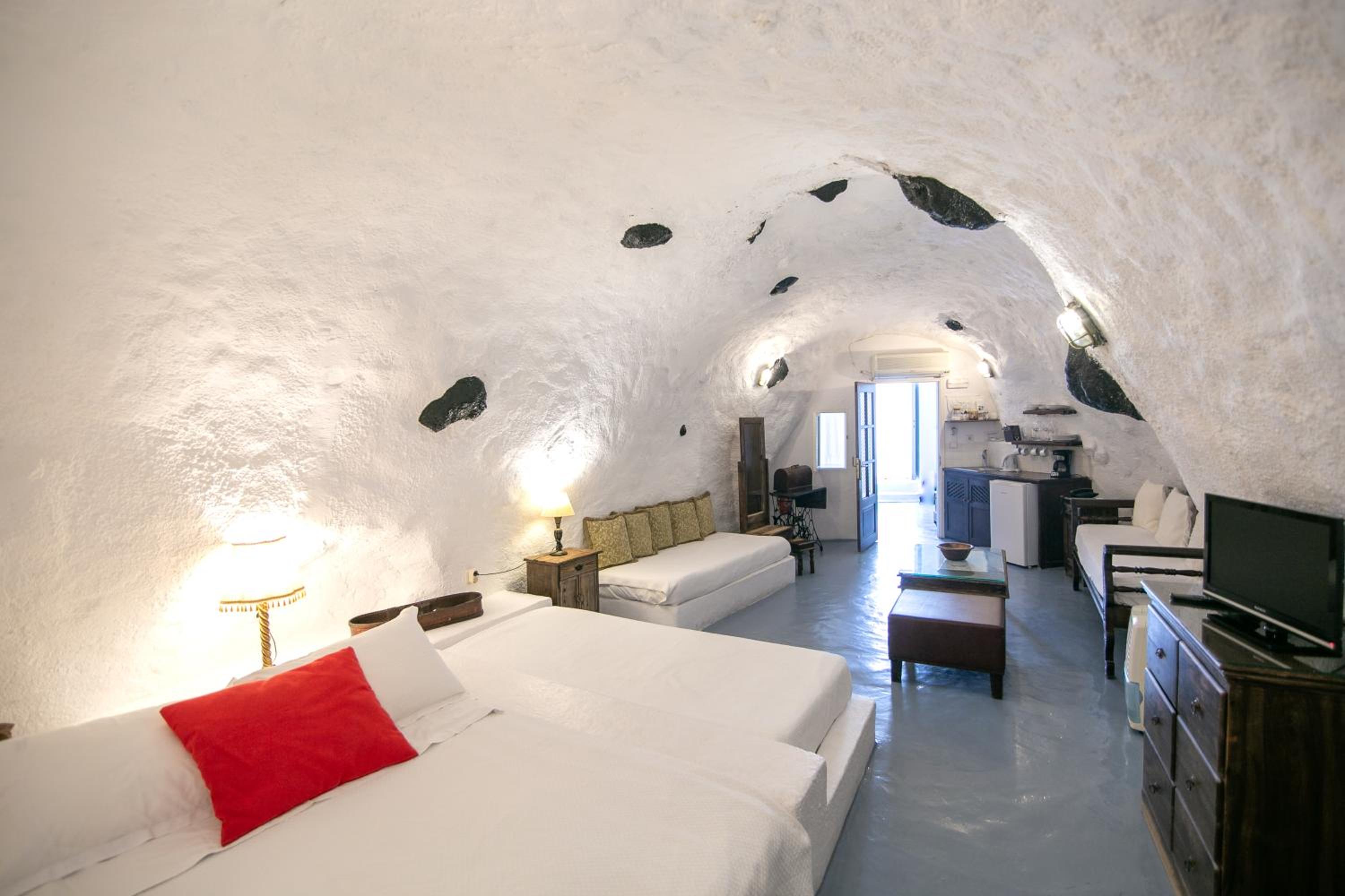 Family Cave Suite with Caldera View - Photo 8