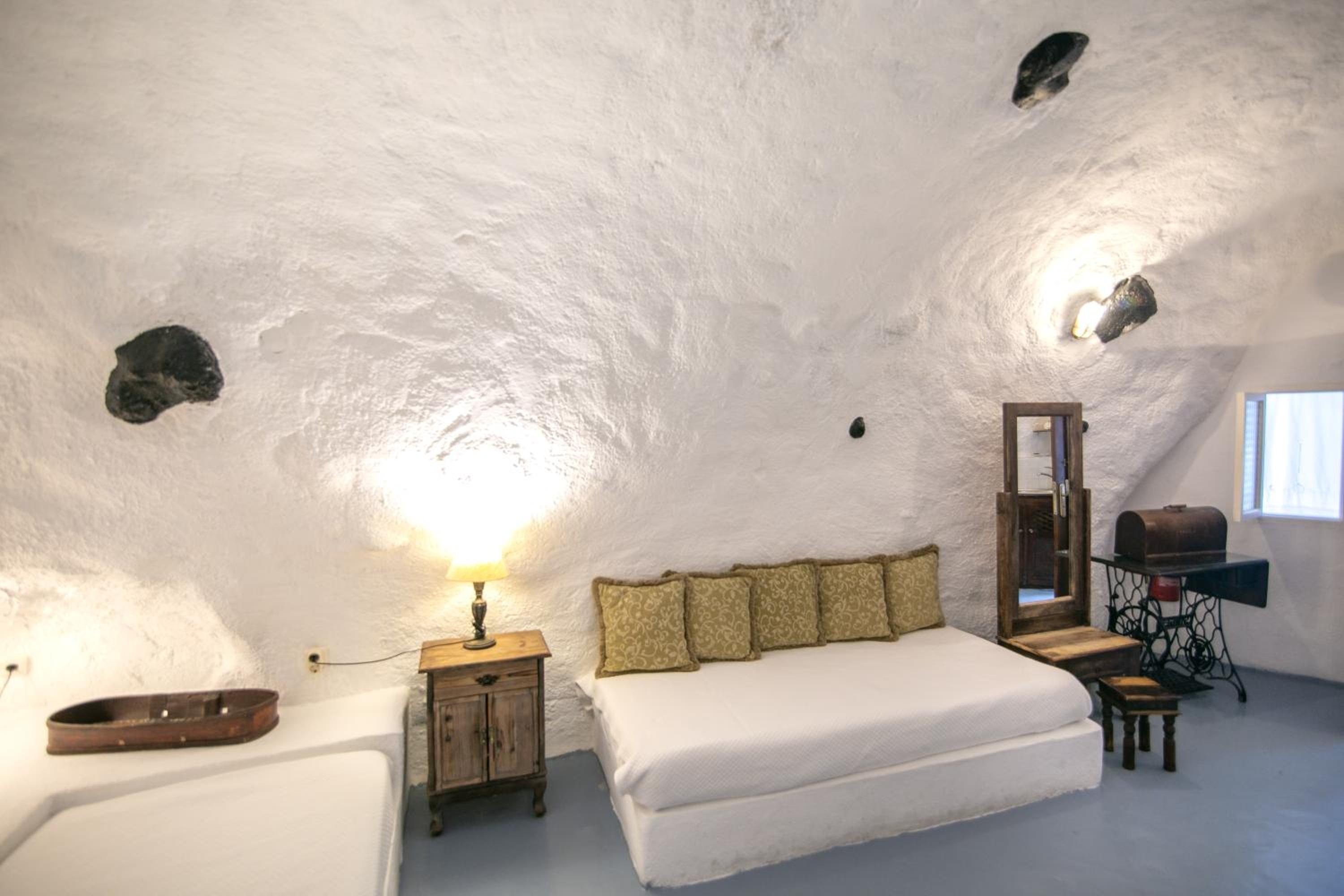 Family Cave Suite with Caldera View - Photo 7