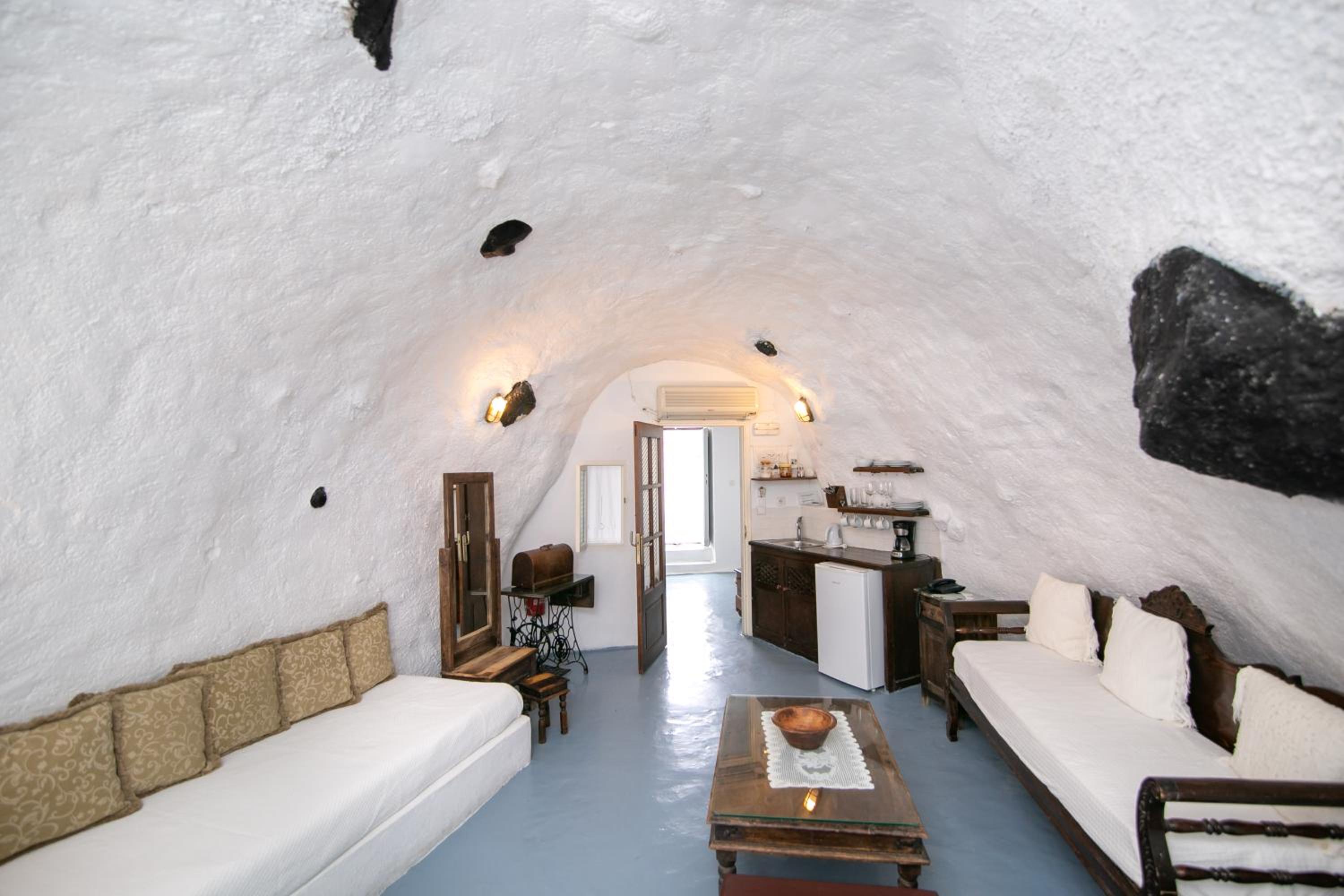 Family Cave Suite with Caldera View - Photo 6