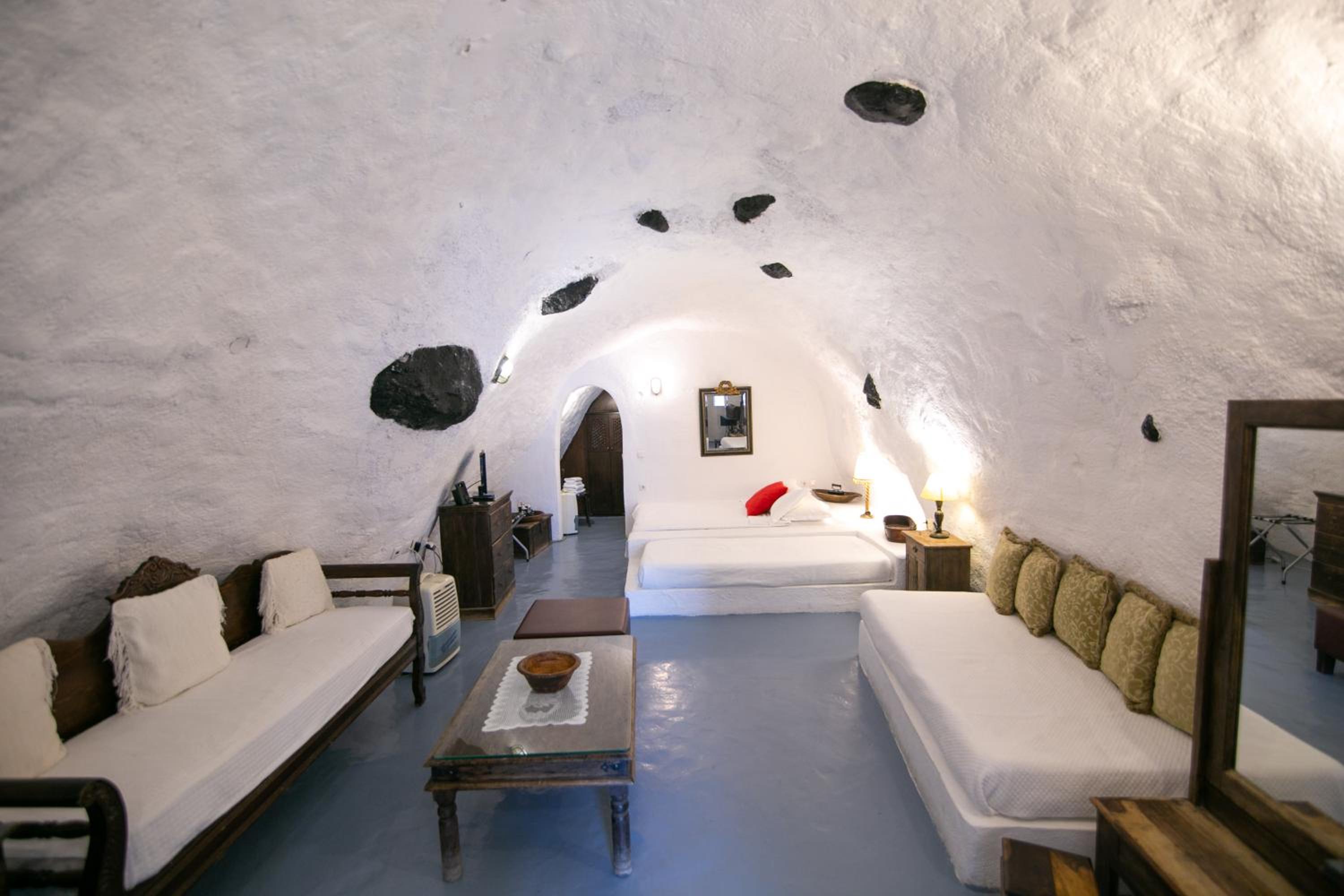 Family Cave Suite with Caldera View - Photo 3