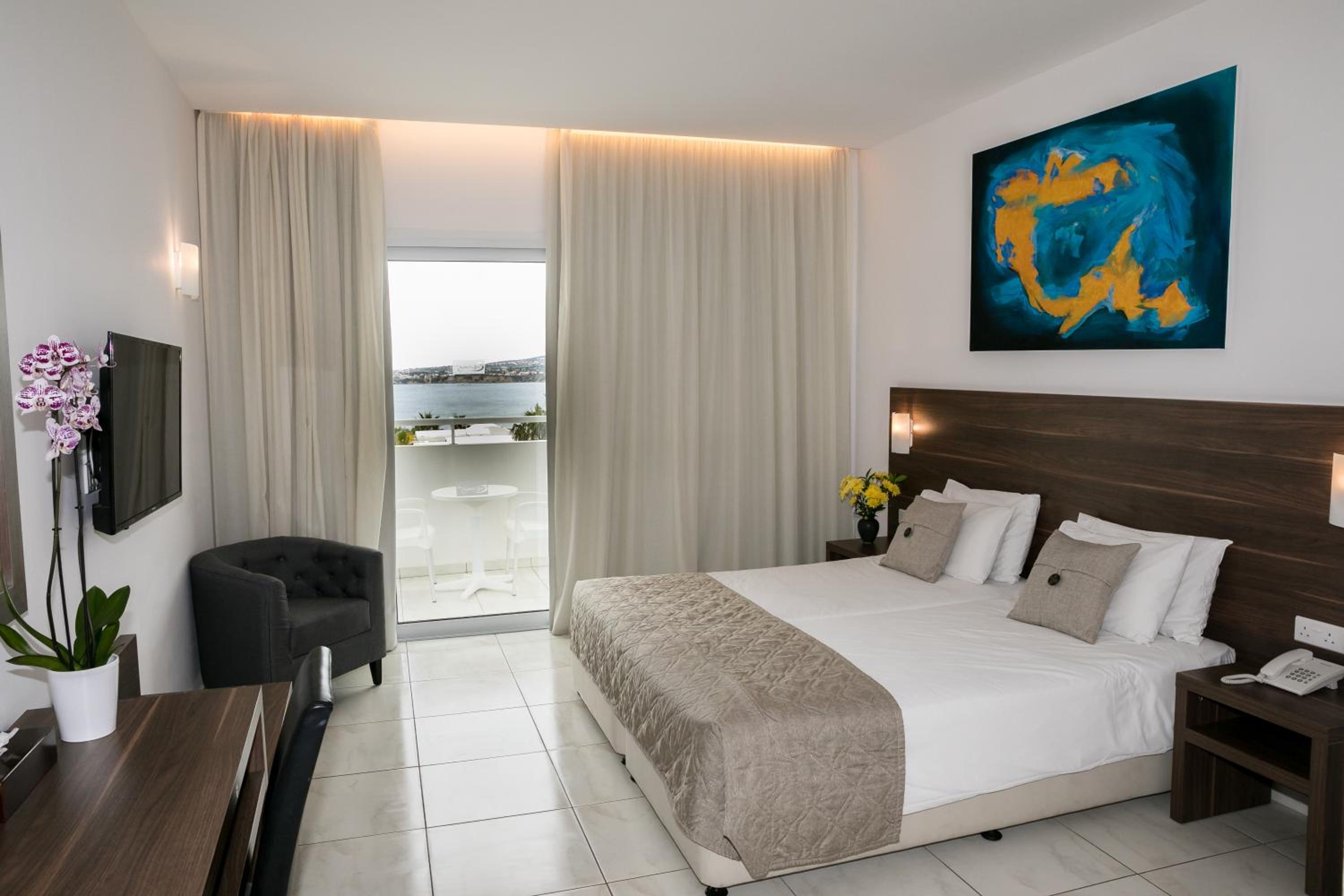 Double or Twin Room with Partial Sea View