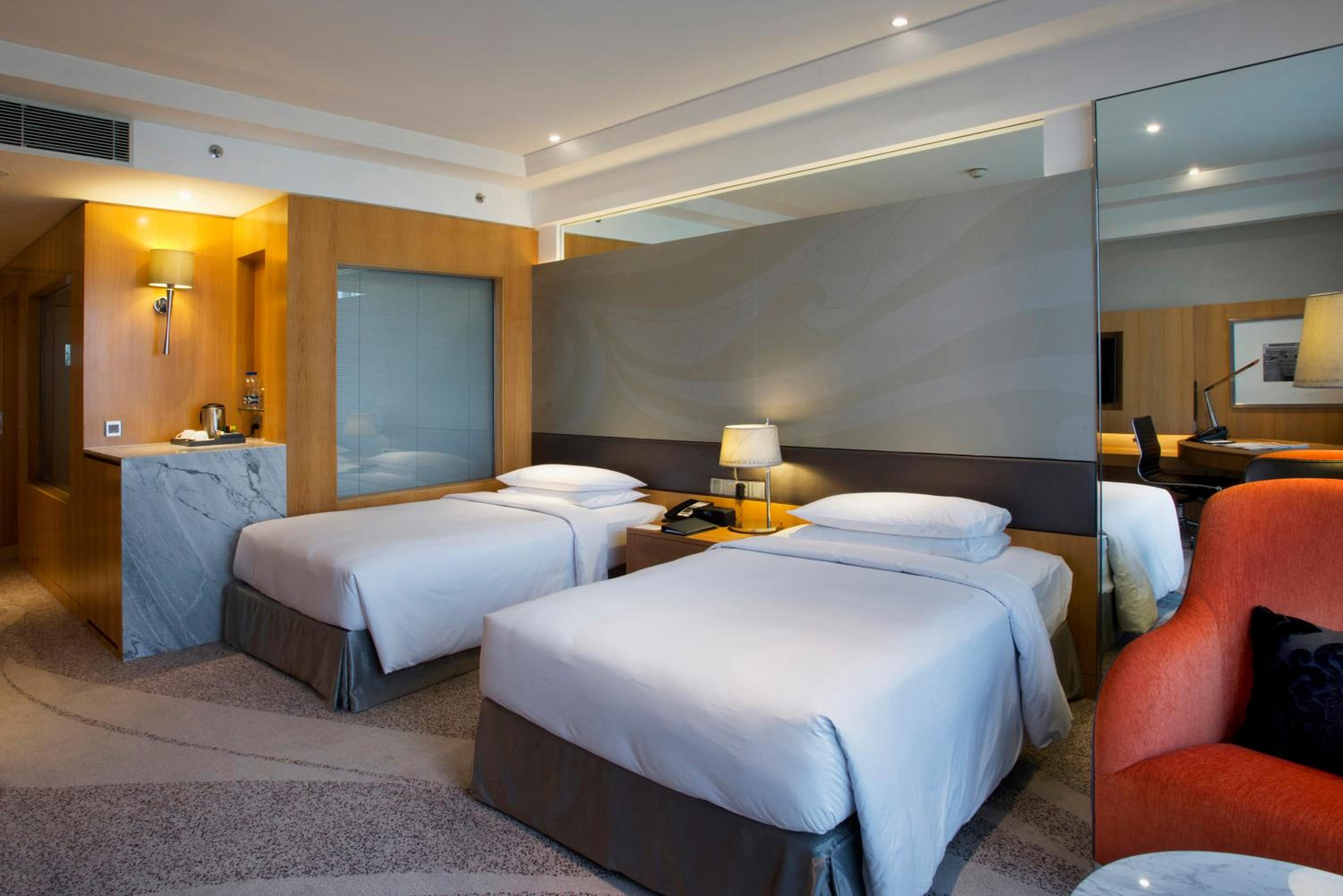 Twin Room - Club Access with 15% Discount on Food & Soft Beverages, 15% Discount on Spa & Confirmed late check out till 14:00 Hrs photo 3