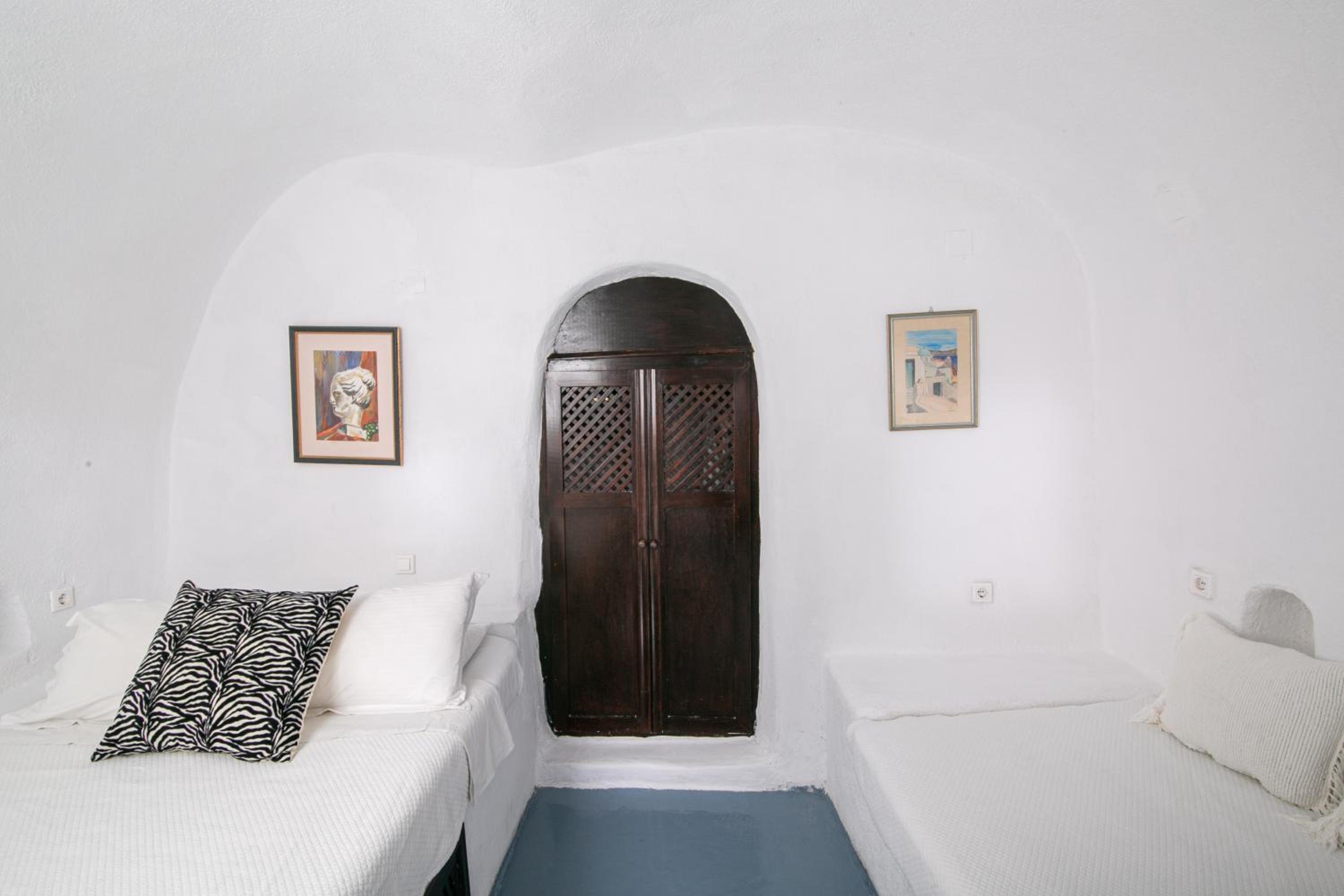Superior Cave Suite with Hot Tub & Caldera View