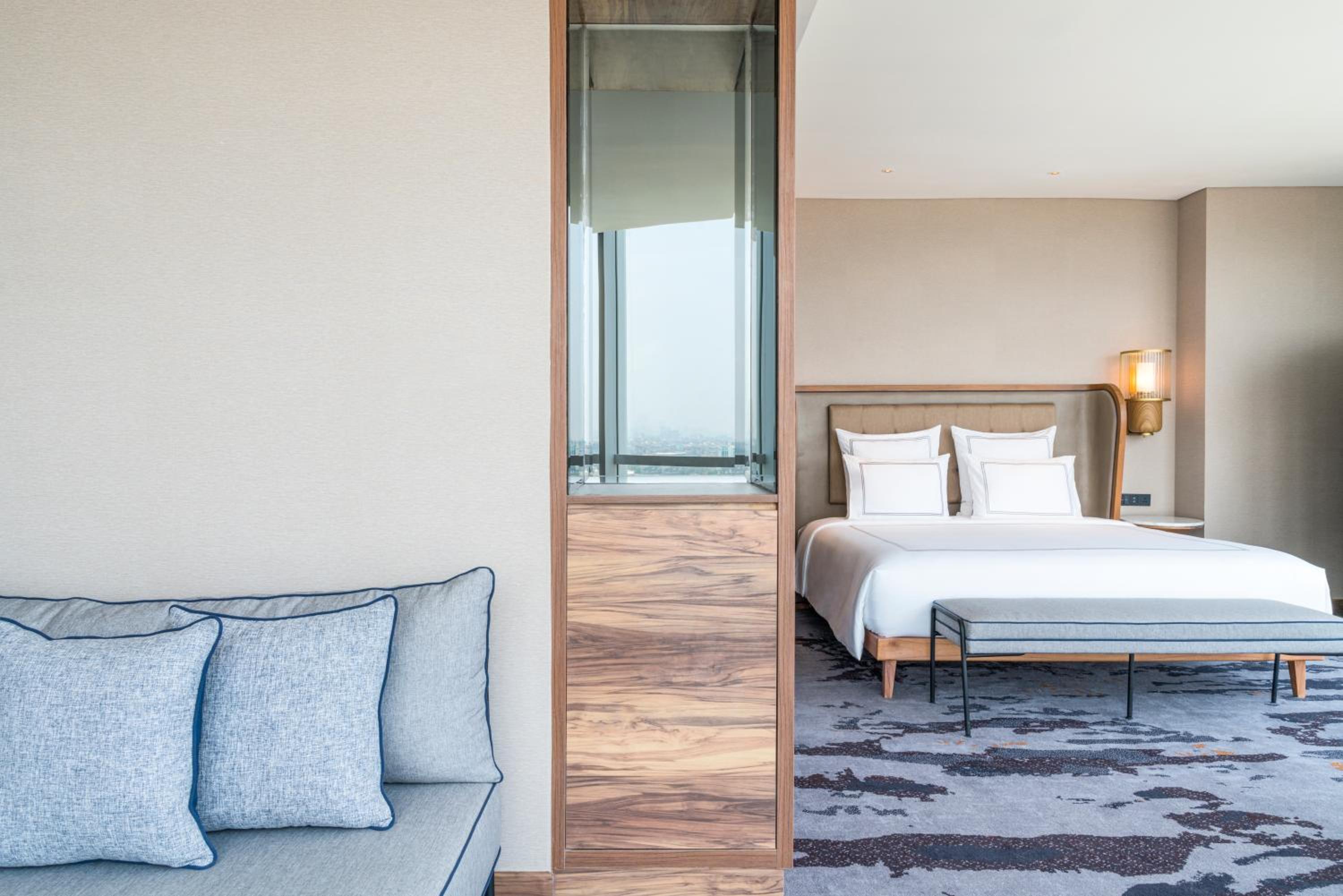 Swiss Signature King Room with Bay View thumbnail 5