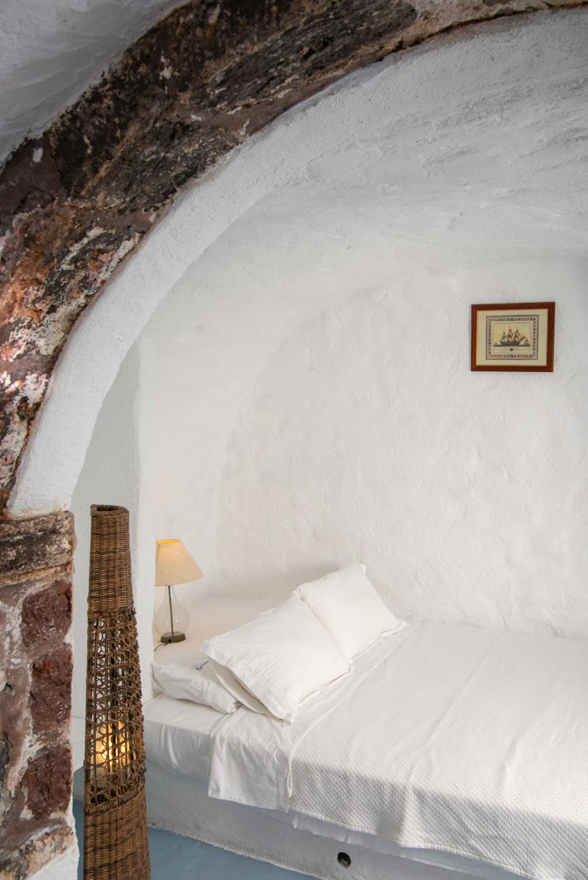 Superior Cave Suite with Hot Tub & Caldera View photo 2