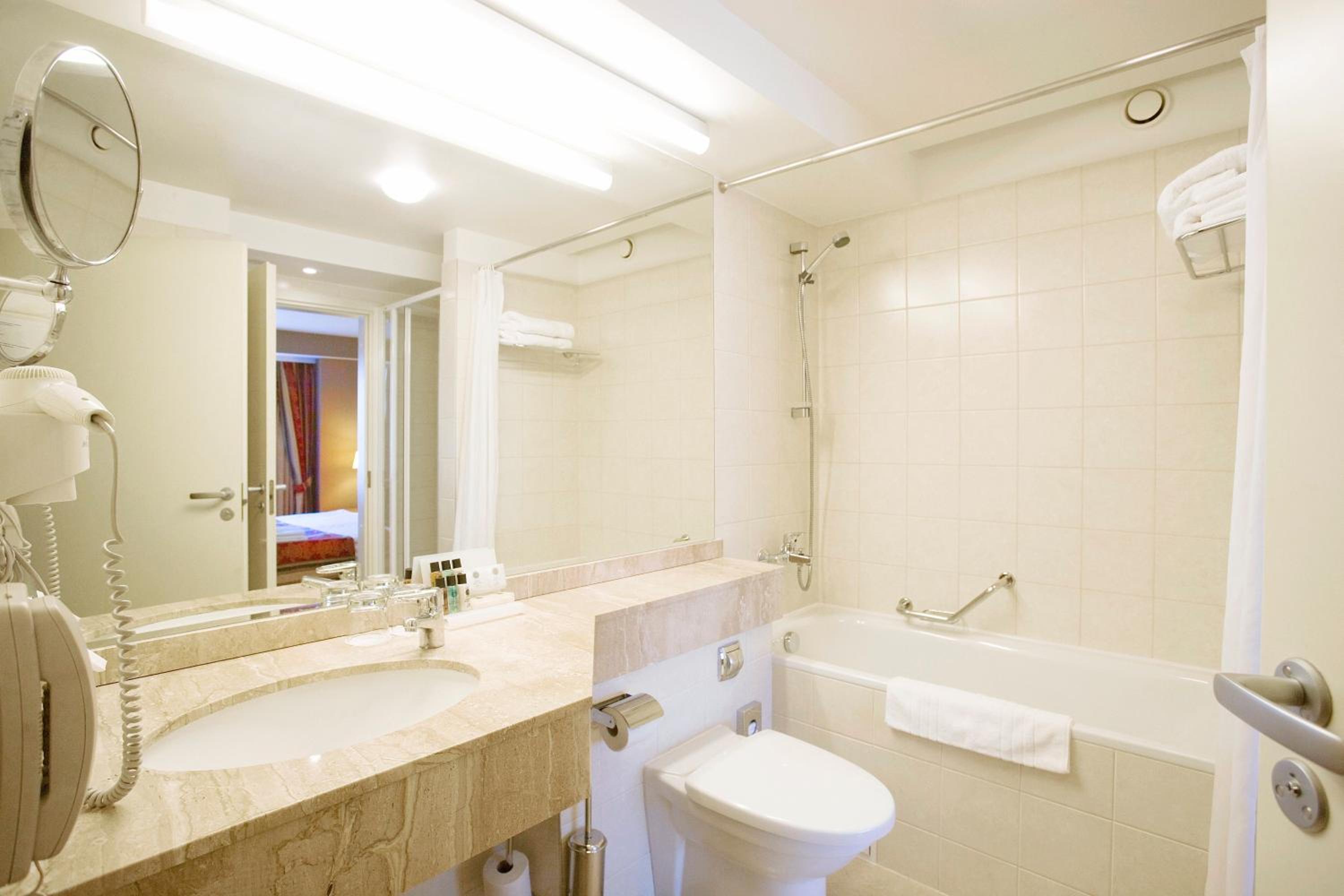 Suite - Photo 3