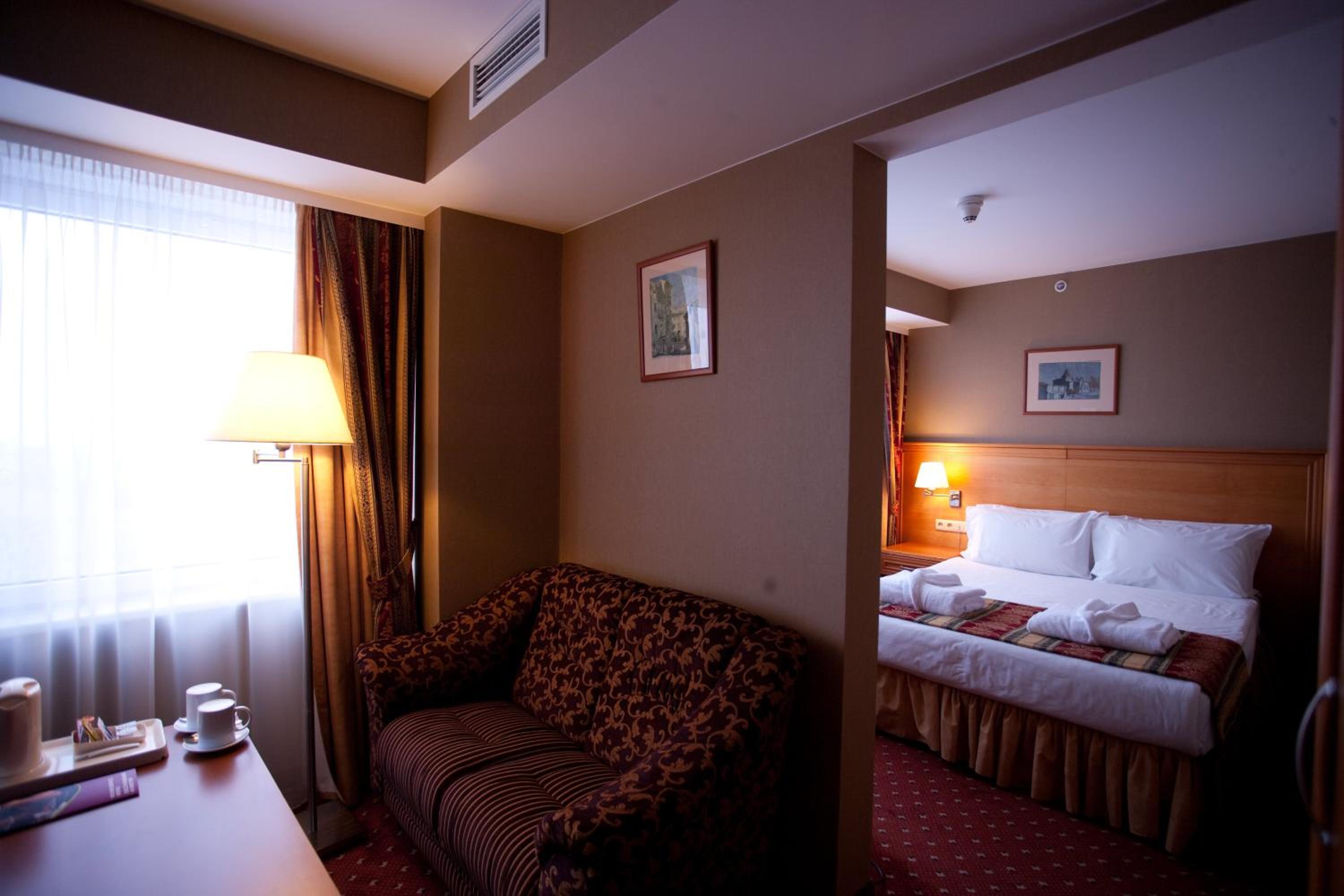 One Queen Bed Executive Non-Smoking - Photo 1