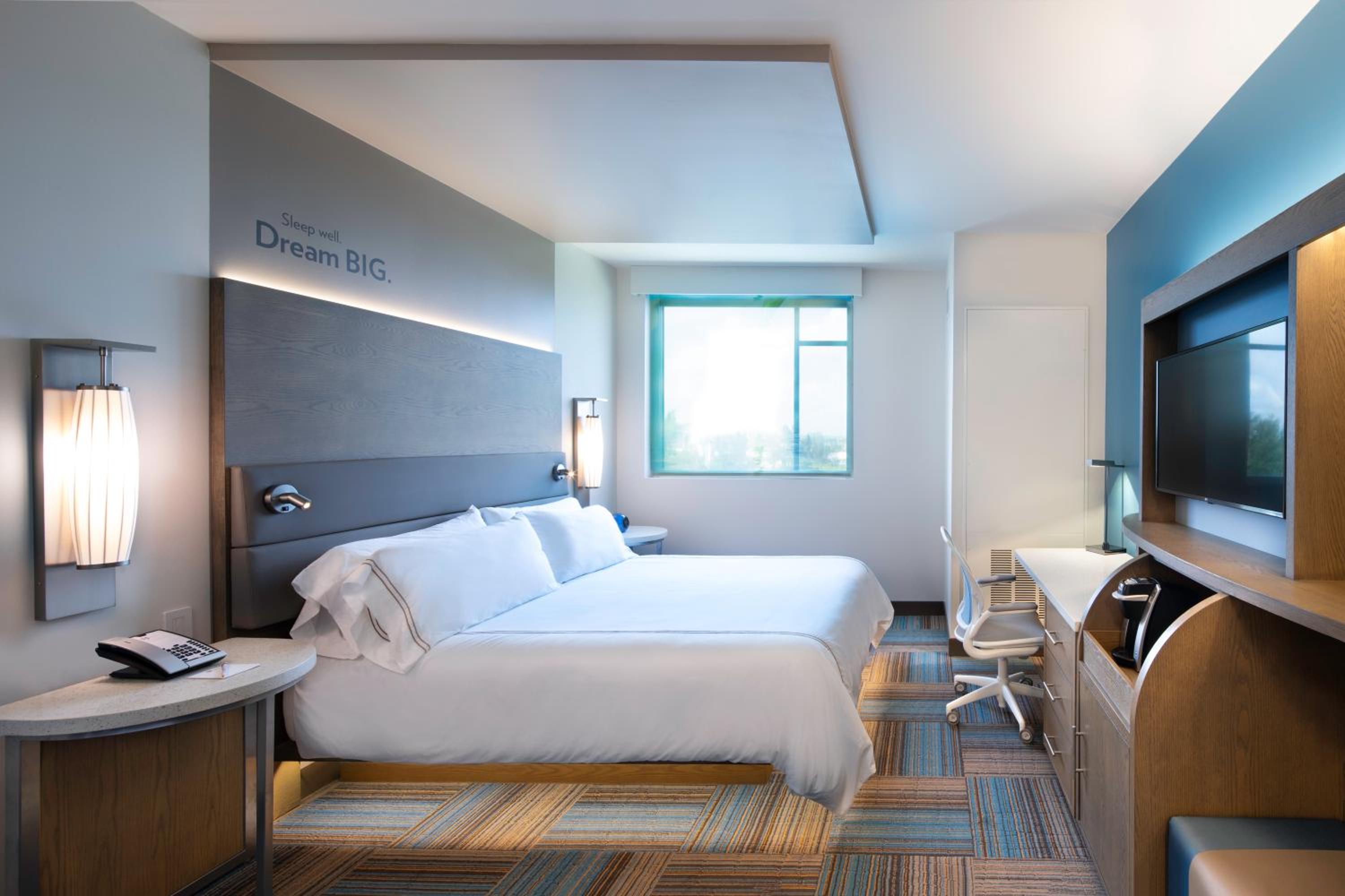 Standard King Room with Lake View