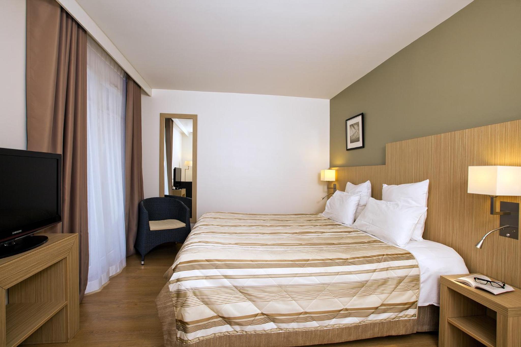Two-Bedroom Suite (6 people) - Photo 2
