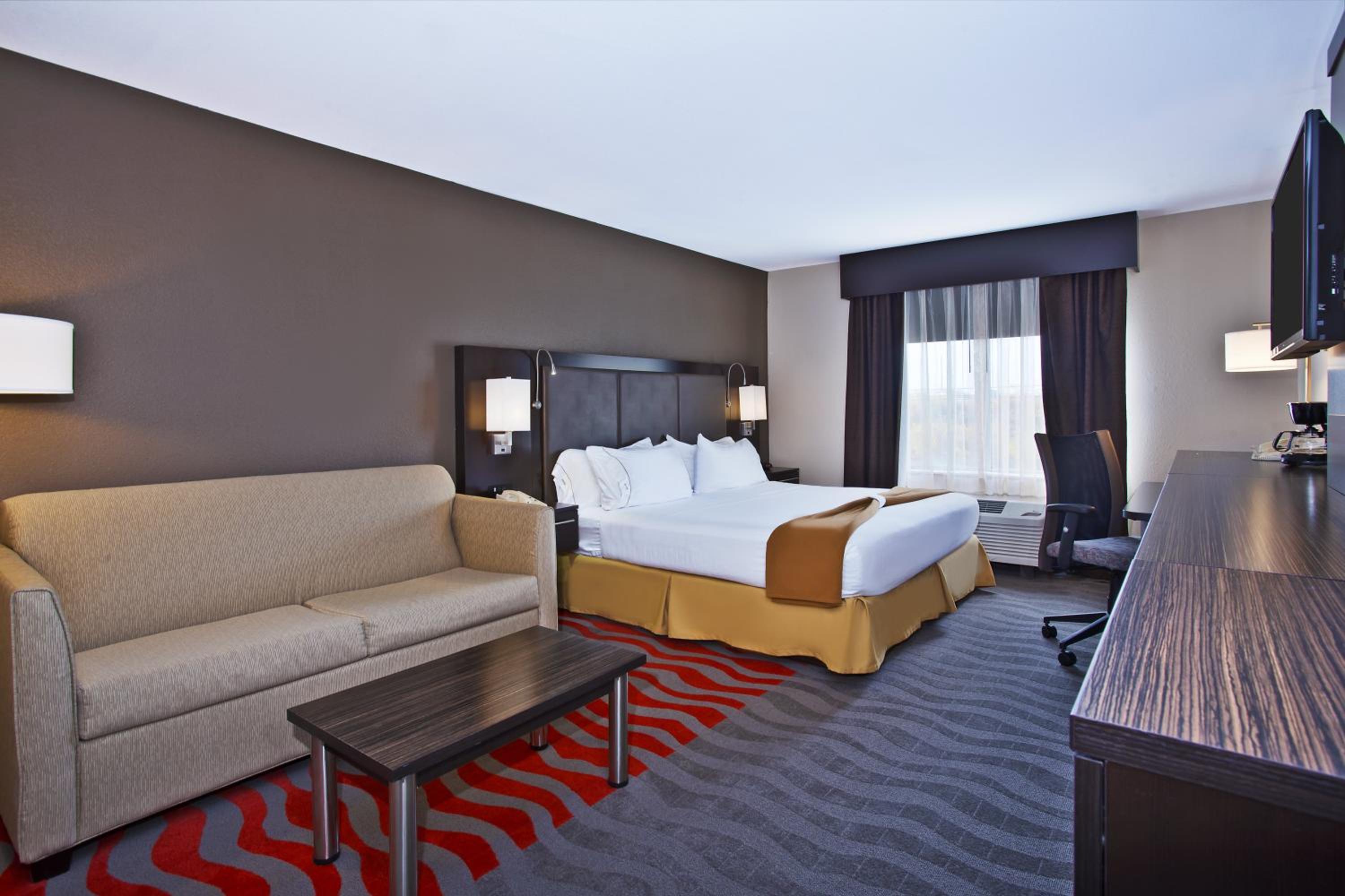Standard King Room with Sofa Bed - Photo 4