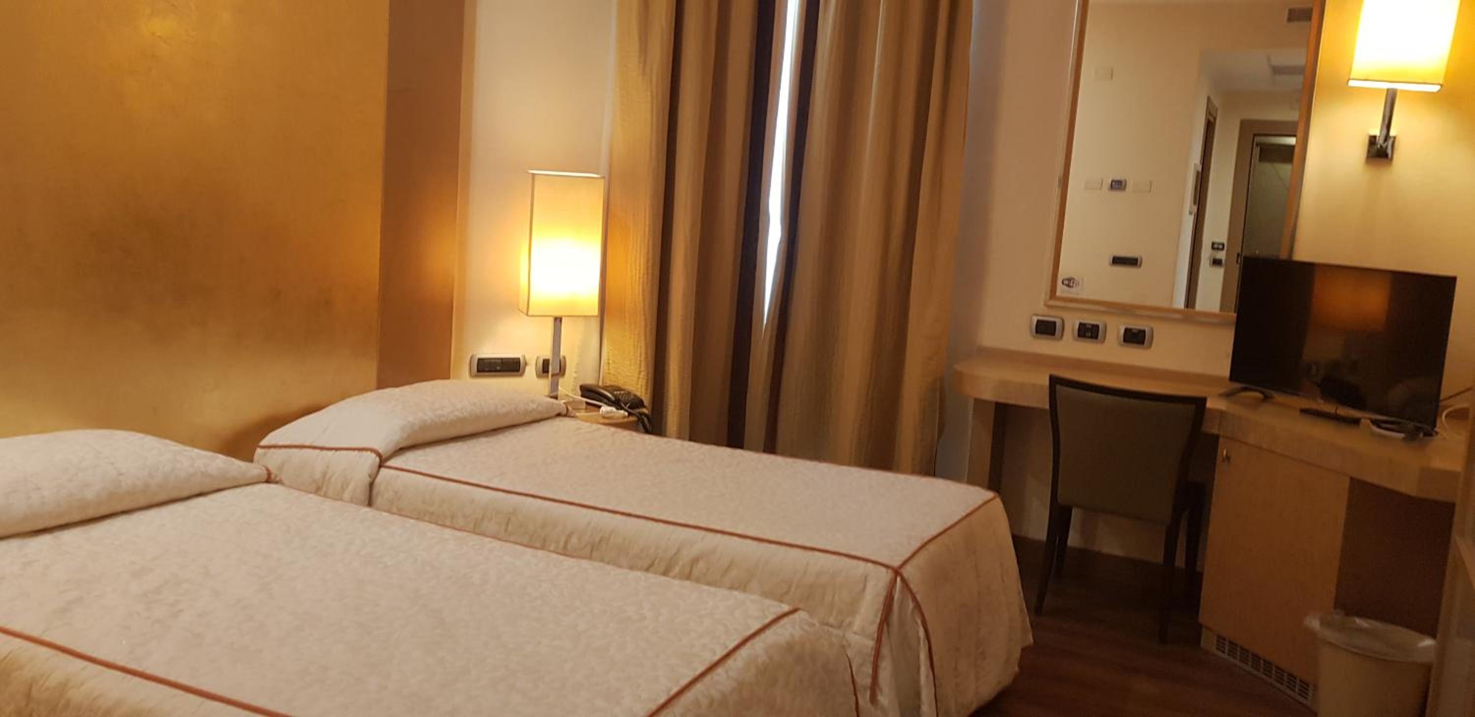 Twin Room - Photo 1