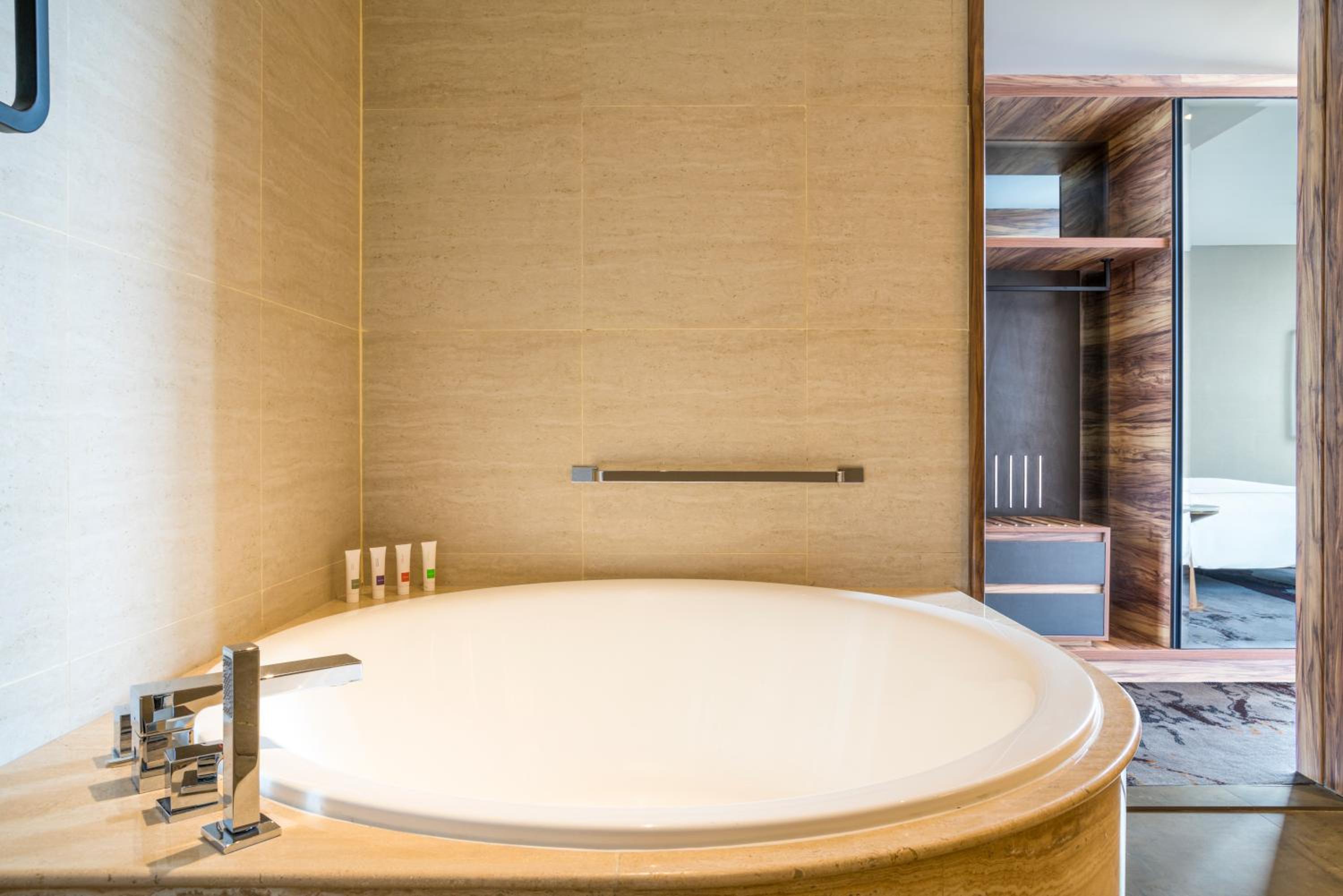 Swiss Grand King Suite - Photo 4