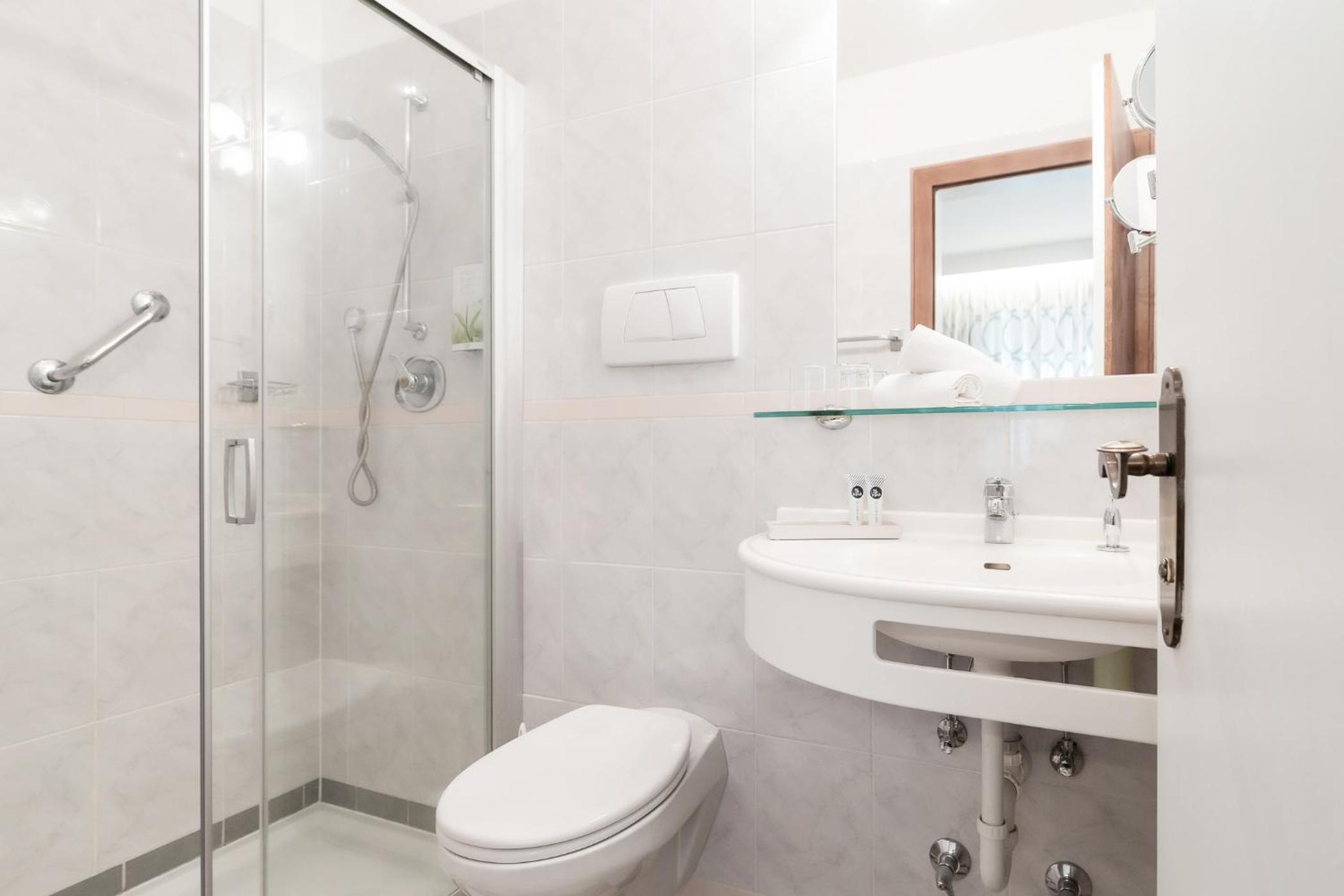 Standard Double Room - Photo 8