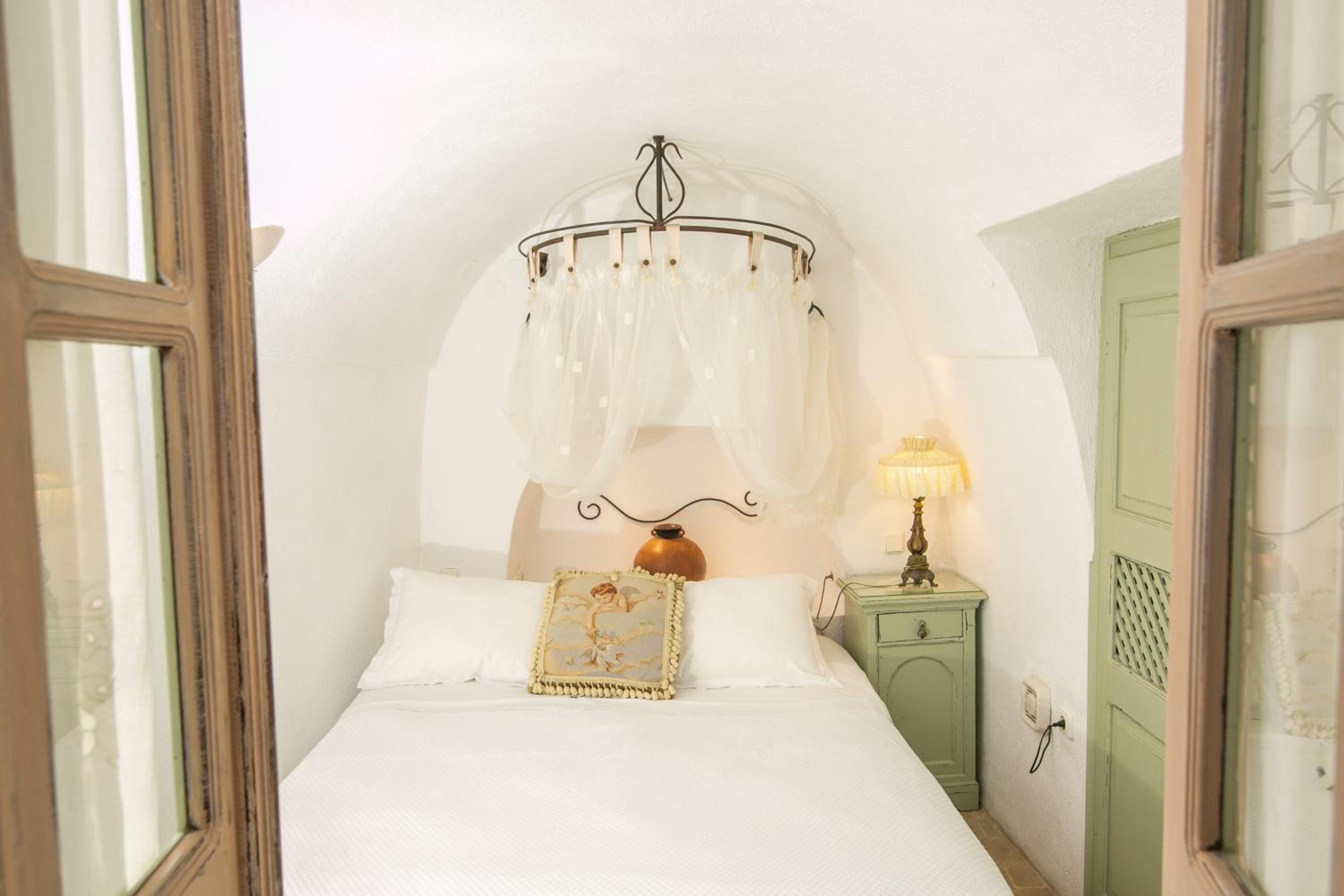 Elegant Cave Suite with Caldera View - Photo 2