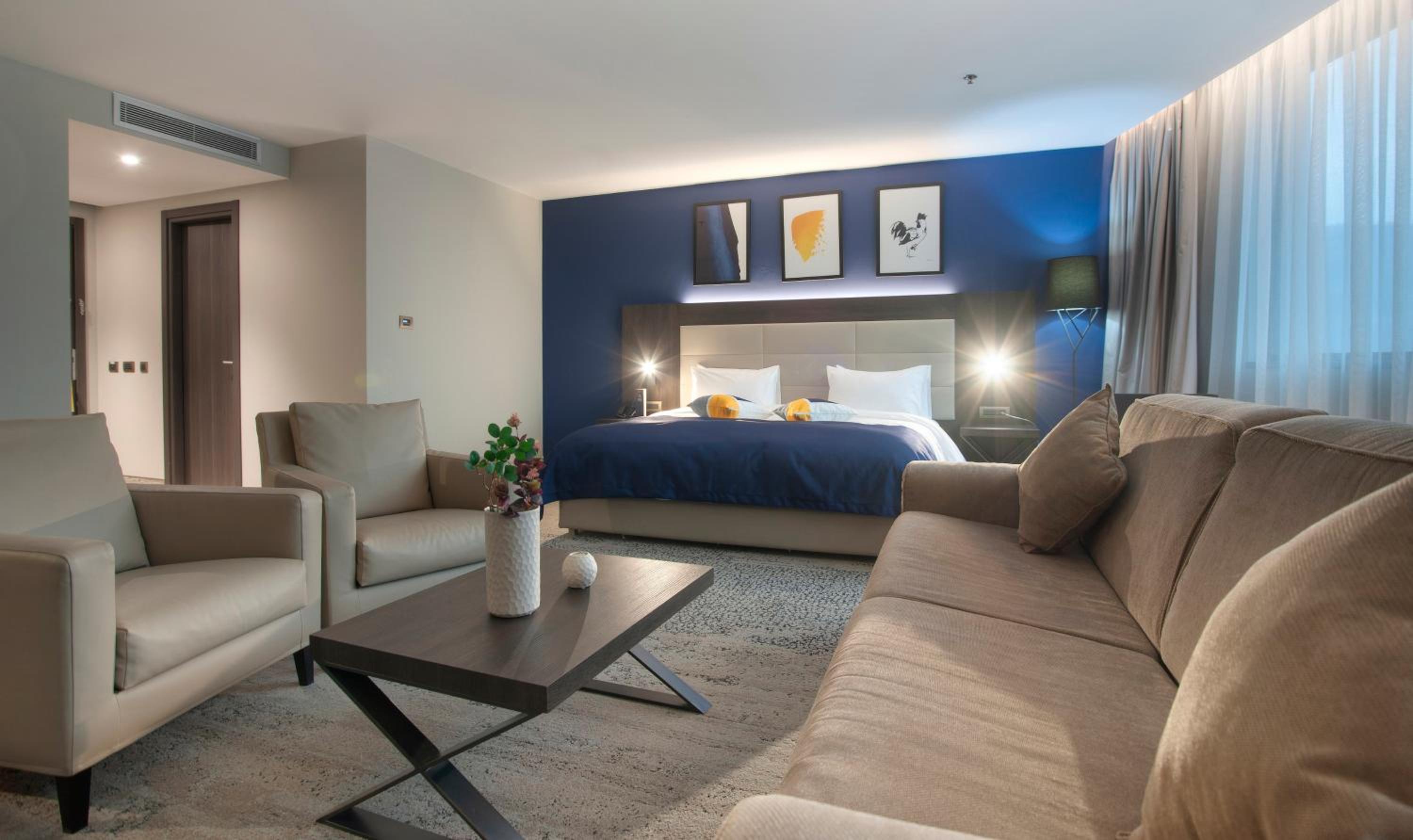 One-Bedroom King Suite with Single Sofa Bed photo 3