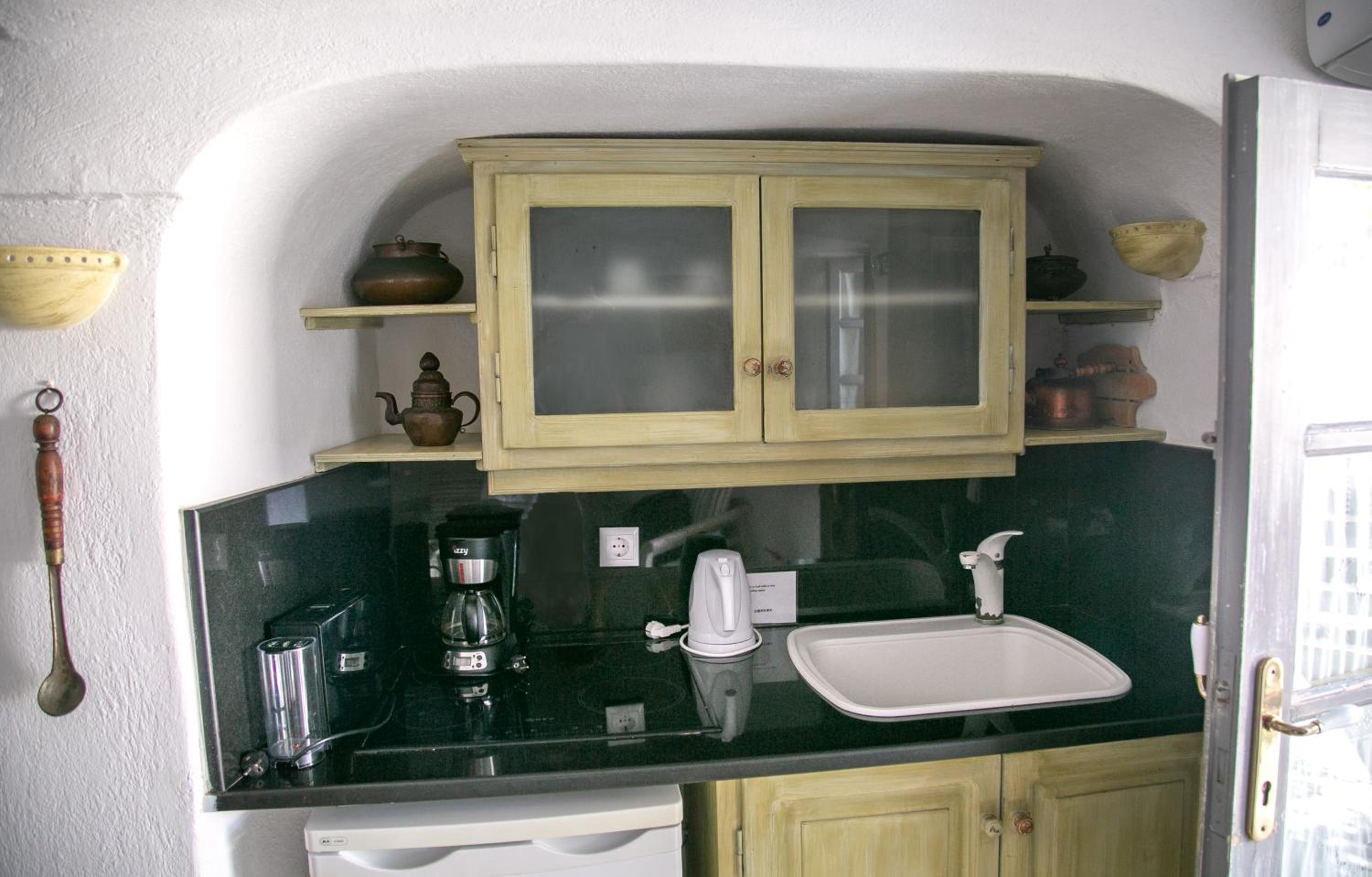 Elegant Cave Suite with Caldera View - Photo 9