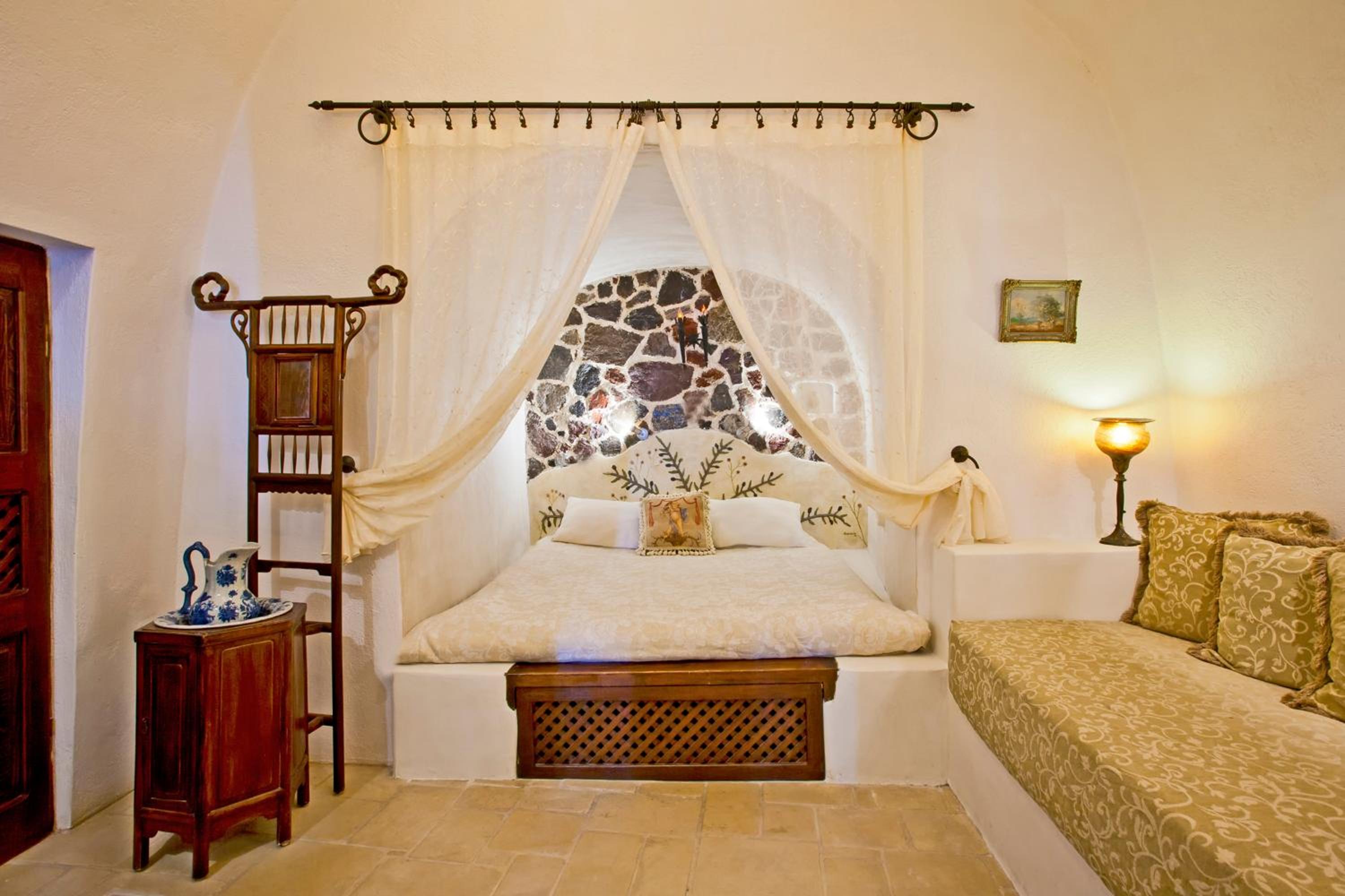 Grand Cave Suite with Hot Tub & Caldera View photo 2
