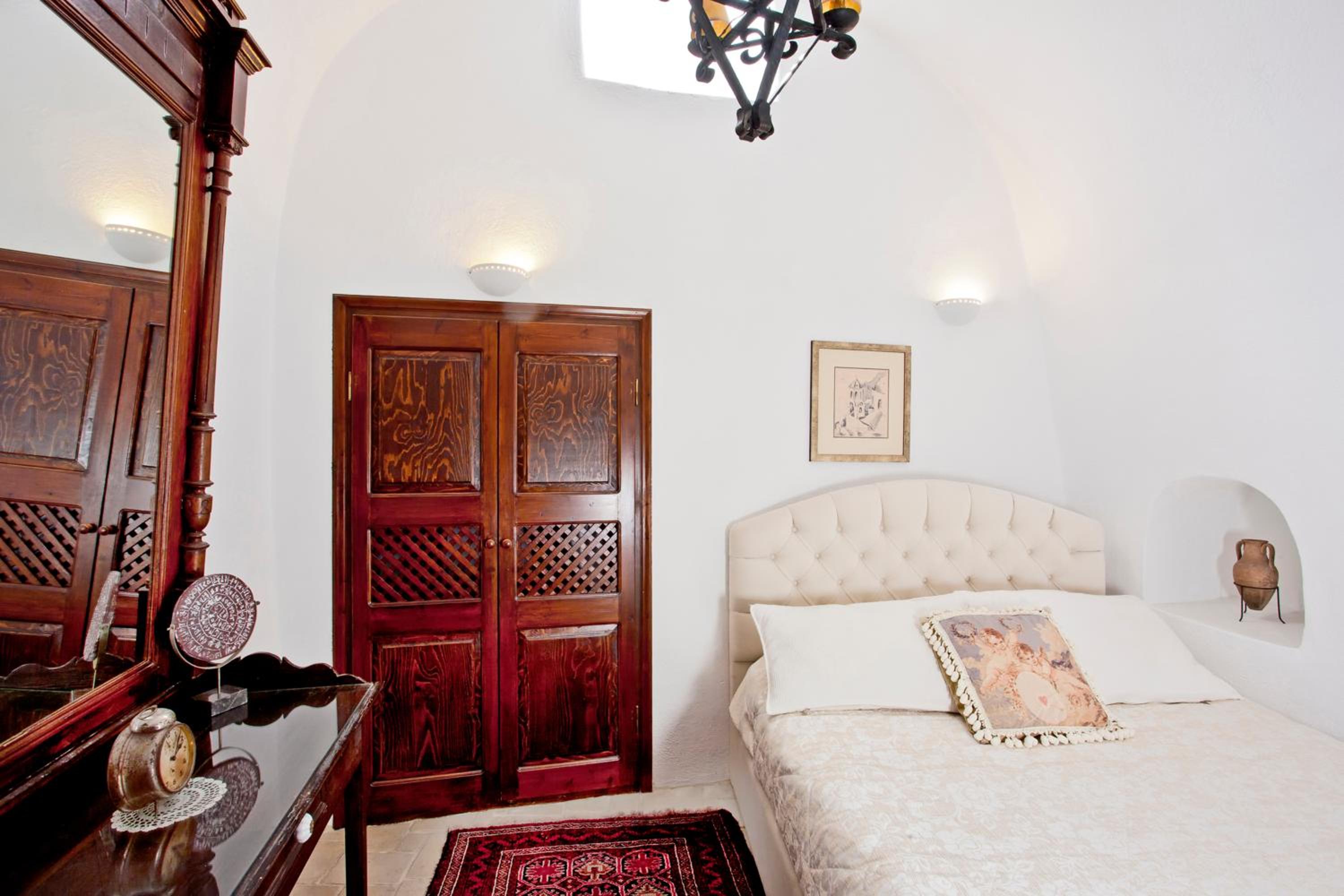 Grand Cave Suite with Hot Tub & Caldera View photo 3